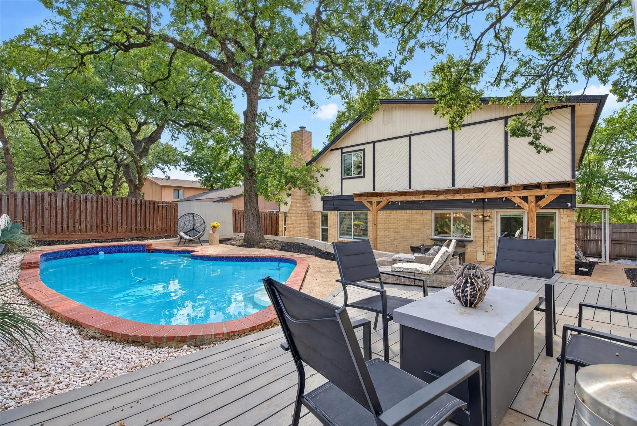 Single Family Residence For Sale in Tarrant County , 2801 Meandering Way, Bedford, Texas 76021, 3 Bedroom, 3 Bathroom, 2 Garage spaces, 2,269 Sqft, built in 1977, mls#21408456, Real Estate Agent in Bedford, Homes For Sale in Tarrant county, Homes For Sale in Bedford, Realtor in Bedford Texas, Real Estate Brokerage Independent Realty Texas, Luminita Cordes Realtor