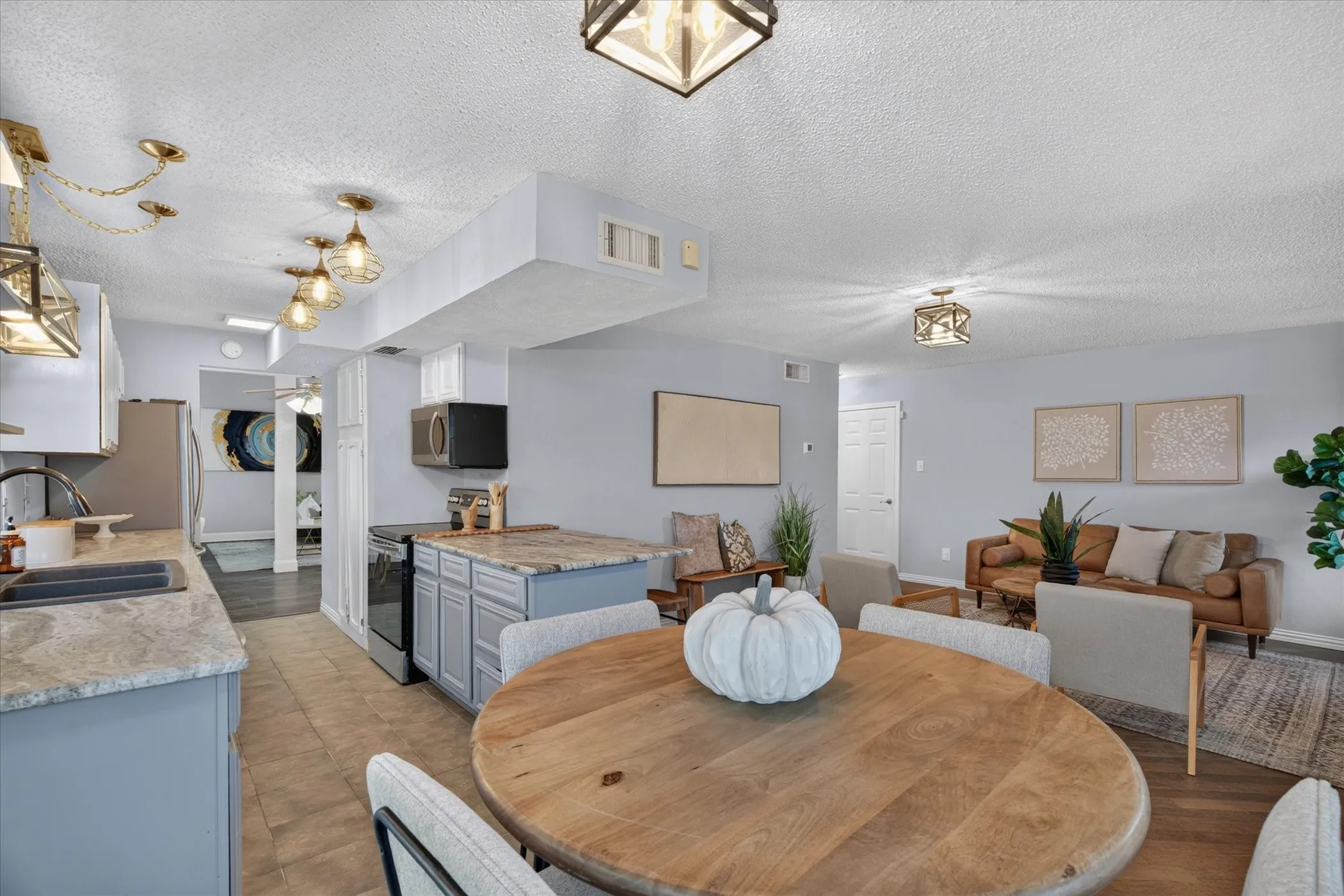 Single Family Residence For Sale in Tarrant County , 2801 Meandering Way, Bedford, Texas 76021, 3 Bedroom, 3 Bathroom, 2 Garage spaces, 2,269 Sqft, built in 1977, mls#21408456, Real Estate Agent in Bedford, Homes For Sale in Tarrant county, Homes For Sale in Bedford, Realtor in Bedford Texas, Real Estate Brokerage Independent Realty Texas, Luminita Cordes Realtor