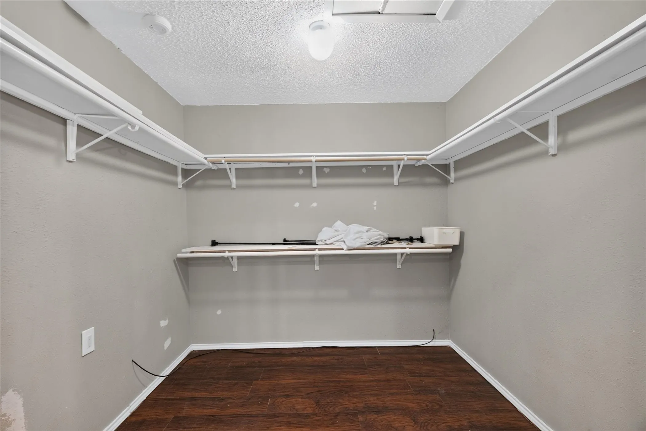 Single Family Residence For Sale in Tarrant County , 2801 Meandering Way, Bedford, Texas 76021, 3 Bedroom, 3 Bathroom, 2 Garage spaces, 2,269 Sqft, built in 1977, mls#21408456, Real Estate Agent in Bedford, Homes For Sale in Tarrant county, Homes For Sale in Bedford, Realtor in Bedford Texas, Real Estate Brokerage Independent Realty Texas, Luminita Cordes Realtor