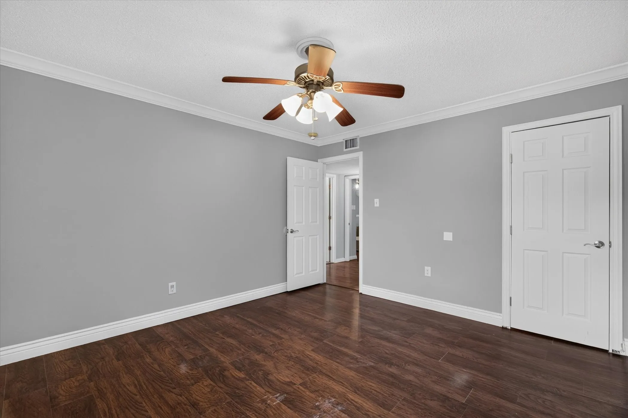 Single Family Residence For Sale in Tarrant County , 2801 Meandering Way, Bedford, Texas 76021, 3 Bedroom, 3 Bathroom, 2 Garage spaces, 2,269 Sqft, built in 1977, mls#21408456, Real Estate Agent in Bedford, Homes For Sale in Tarrant county, Homes For Sale in Bedford, Realtor in Bedford Texas, Real Estate Brokerage Independent Realty Texas, Luminita Cordes Realtor