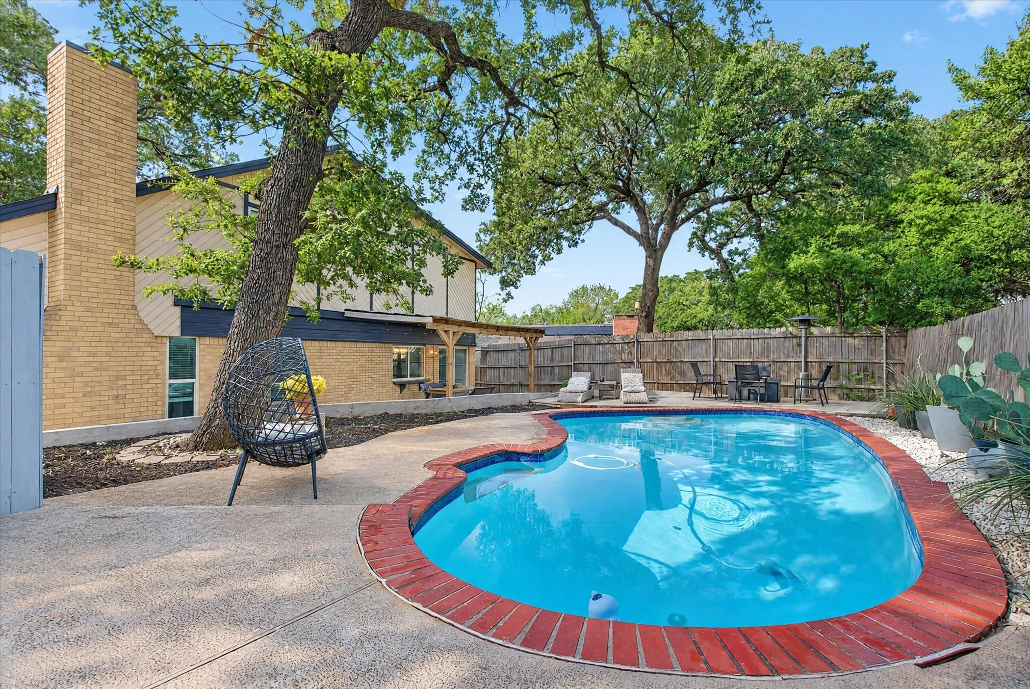 Single Family Residence For Sale in Tarrant County , 2801 Meandering Way, Bedford, Texas 76021, 3 Bedroom, 3 Bathroom, 2 Garage spaces, 2,269 Sqft, built in 1977, mls#21408456, Real Estate Agent in Bedford, Homes For Sale in Tarrant county, Homes For Sale in Bedford, Realtor in Bedford Texas, Real Estate Brokerage Independent Realty Texas, Luminita Cordes Realtor