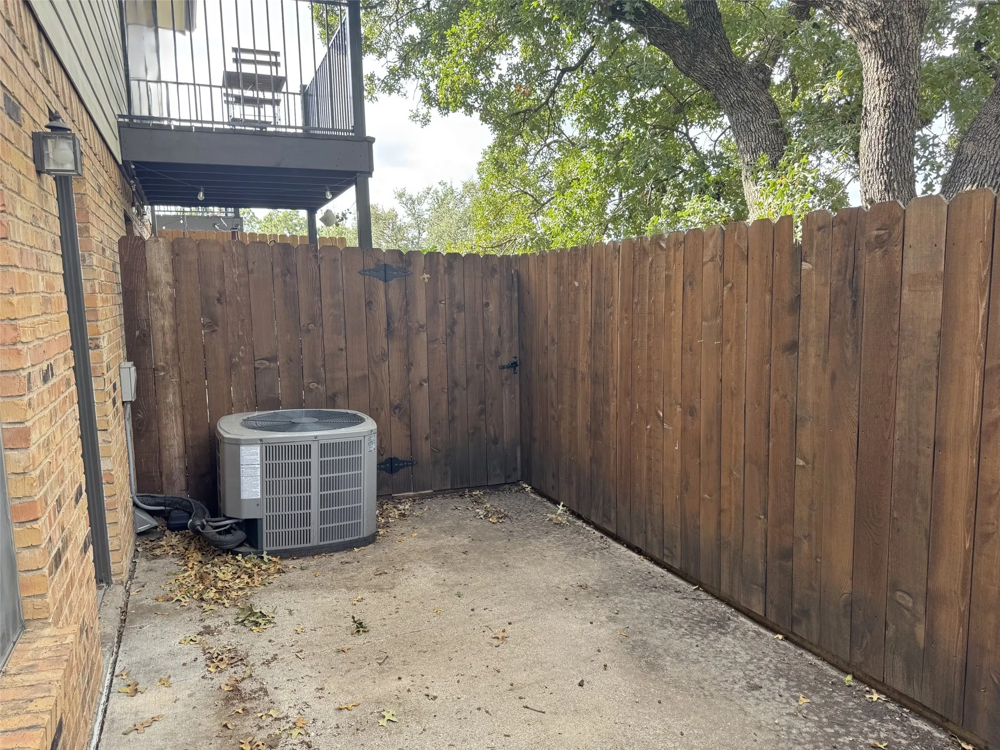 Townhouse For Rent in Denton County , 1131 Dallas Drive, Denton, Texas 76205, 2 Bedroom, 3 Bathroom, Garage spaces, 1,102 Sqft, built in 1982, mls#21410361, Real Estate Agent in Denton, Homes For Rent in Denton county, Homes For Rent in Denton, Realtor in Denton Texas, Real Estate Brokerage Independent Realty Texas, Luminita Cordes Realtor