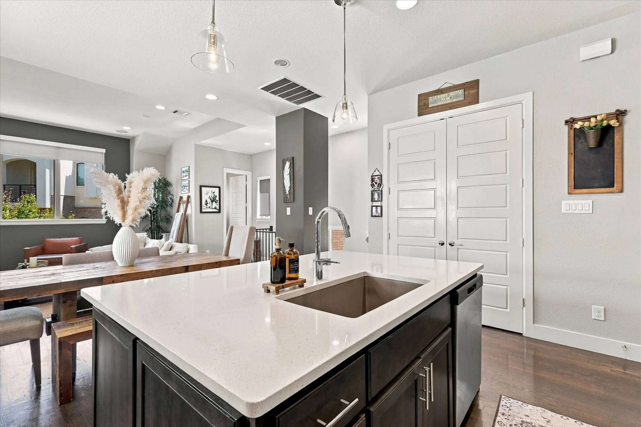 Single Family Residence For Rent in Dallas County , 7846 Verona Place, Dallas, Texas 75231, 3 Bedroom, 3 Bathroom, 2 Garage spaces, 1,744 Sqft, built in 2017, mls#21410749, Real Estate Agent in Dallas, Homes For Rent in Dallas county, Homes For Rent in Dallas, Realtor in Dallas Texas, Real Estate Brokerage Independent Realty Texas, Luminita Cordes Realtor