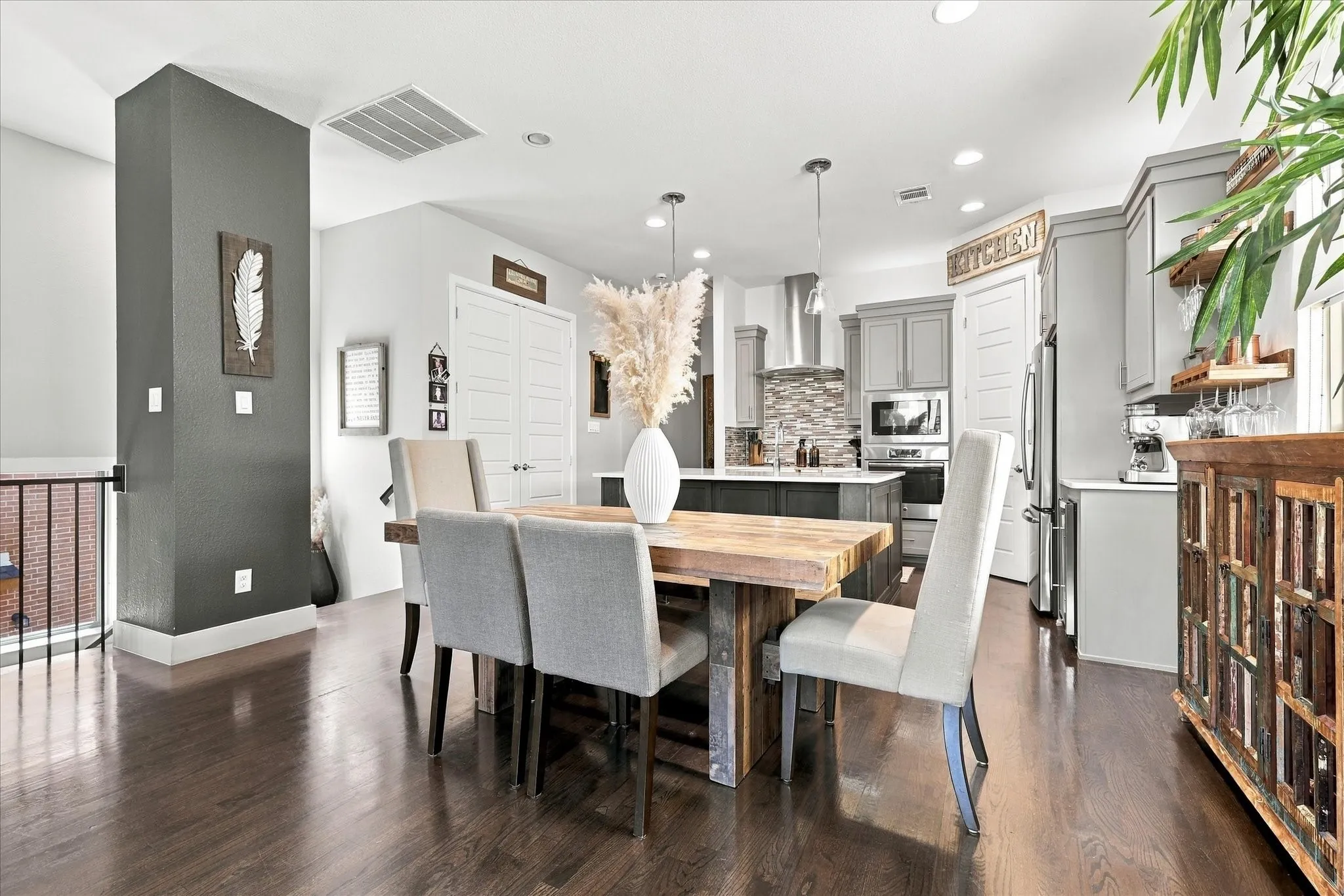 Single Family Residence For Rent in Dallas County , 7846 Verona Place, Dallas, Texas 75231, 3 Bedroom, 3 Bathroom, 2 Garage spaces, 1,744 Sqft, built in 2017, mls#21410749, Real Estate Agent in Dallas, Homes For Rent in Dallas county, Homes For Rent in Dallas, Realtor in Dallas Texas, Real Estate Brokerage Independent Realty Texas, Luminita Cordes Realtor