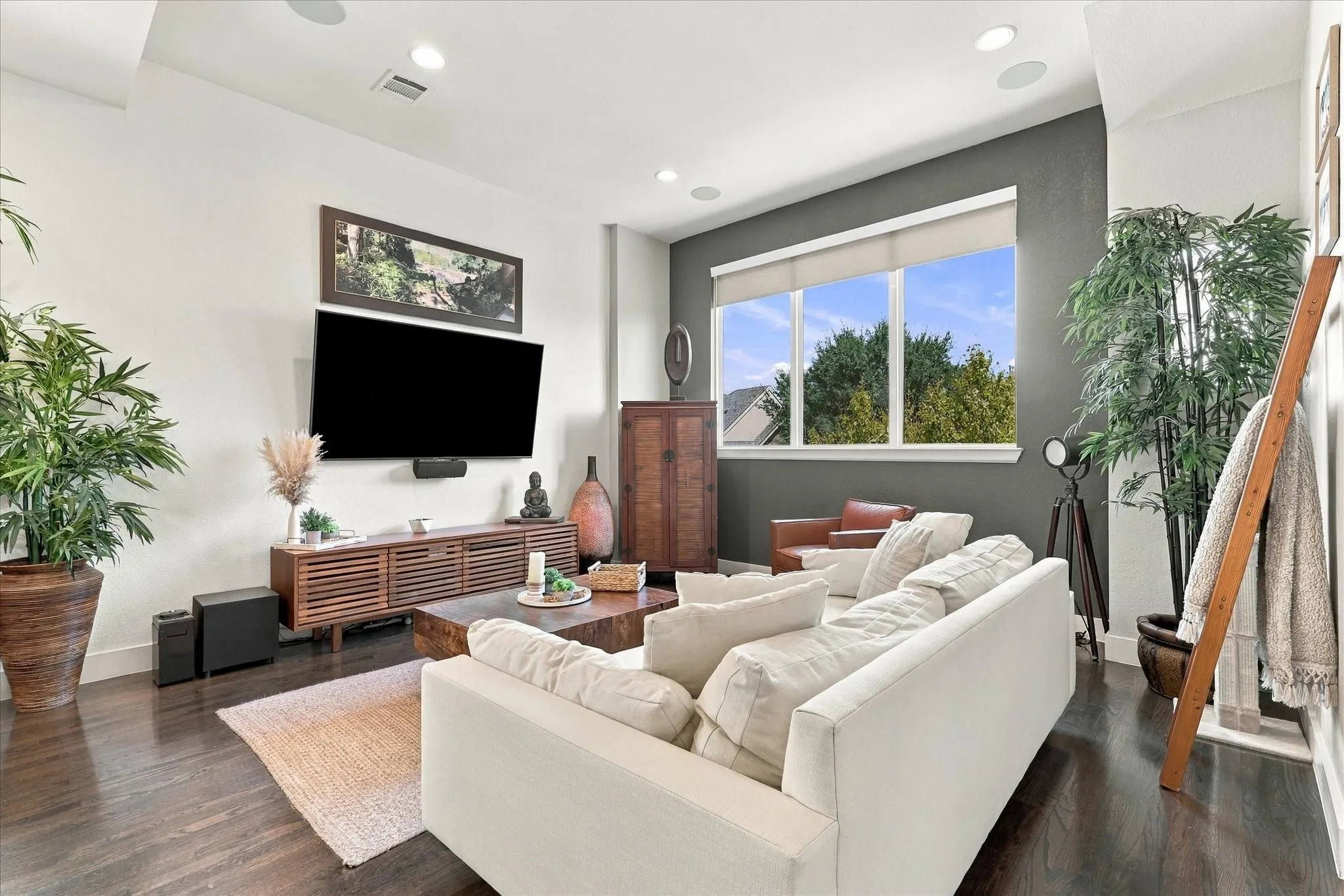 Single Family Residence For Rent in Dallas County , 7846 Verona Place, Dallas, Texas 75231, 3 Bedroom, 3 Bathroom, 2 Garage spaces, 1,744 Sqft, built in 2017, mls#21410749, Real Estate Agent in Dallas, Homes For Rent in Dallas county, Homes For Rent in Dallas, Realtor in Dallas Texas, Real Estate Brokerage Independent Realty Texas, Luminita Cordes Realtor