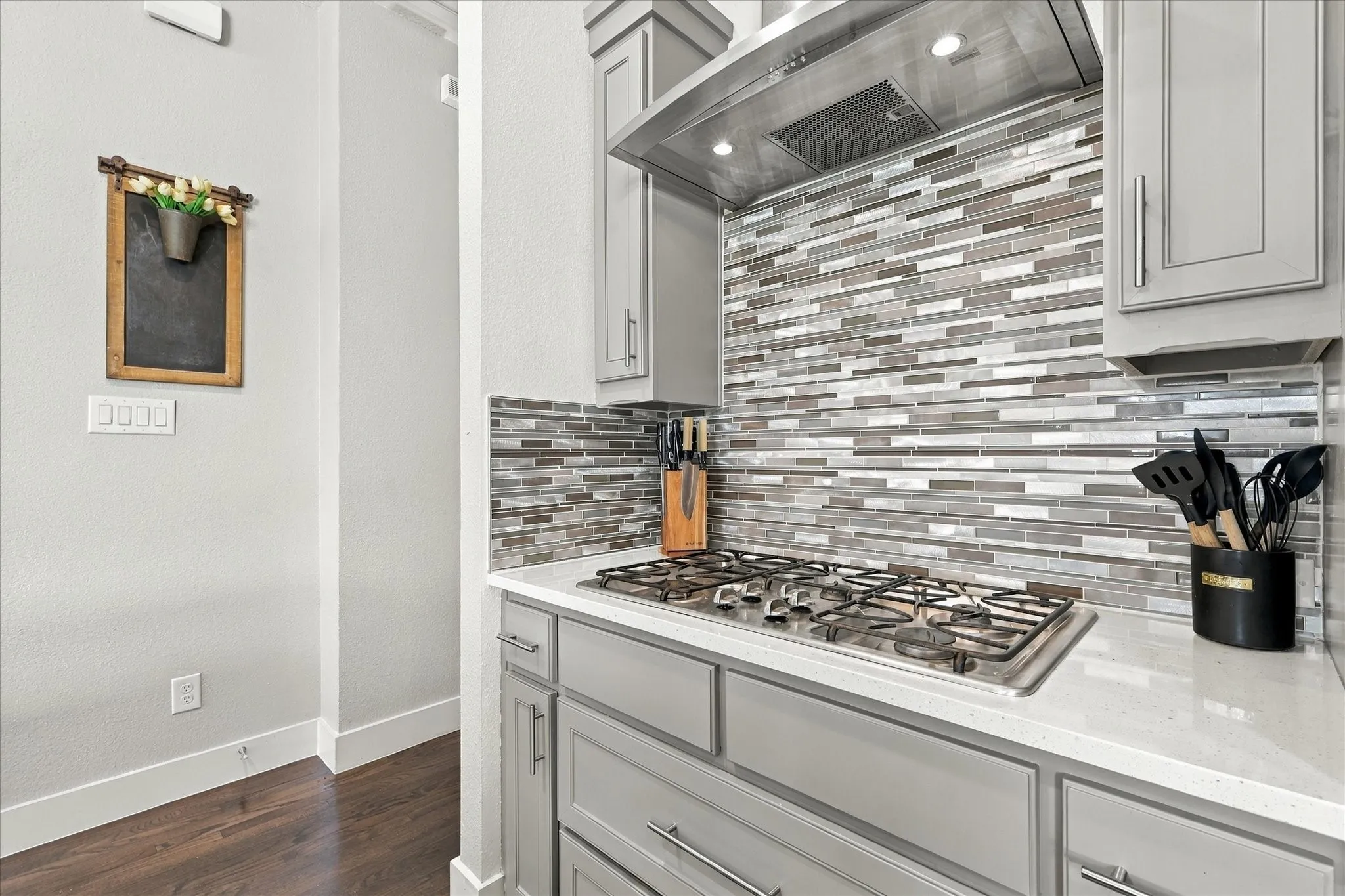 Single Family Residence For Rent in Dallas County , 7846 Verona Place, Dallas, Texas 75231, 3 Bedroom, 3 Bathroom, 2 Garage spaces, 1,744 Sqft, built in 2017, mls#21410749, Real Estate Agent in Dallas, Homes For Rent in Dallas county, Homes For Rent in Dallas, Realtor in Dallas Texas, Real Estate Brokerage Independent Realty Texas, Luminita Cordes Realtor