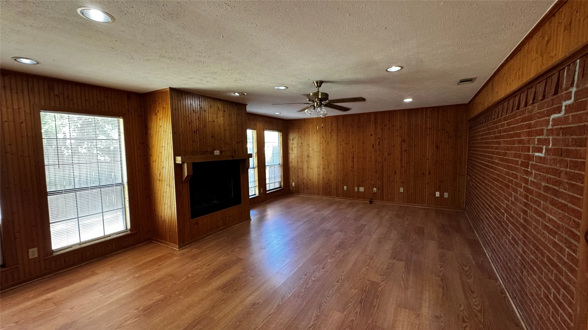Single Family Residence For Rent in Navarro County , 3515 Kings Circle, Corsicana, Texas 75110, 3 Bedroom, 2 Bathroom, Garage spaces, 1,616 Sqft, built in 1978, mls#21410983, Real Estate Agent in Corsicana, Homes For Rent in Navarro county, Homes For Rent in Corsicana, Realtor in Corsicana Texas, Real Estate Brokerage Independent Realty Texas, Luminita Cordes Realtor