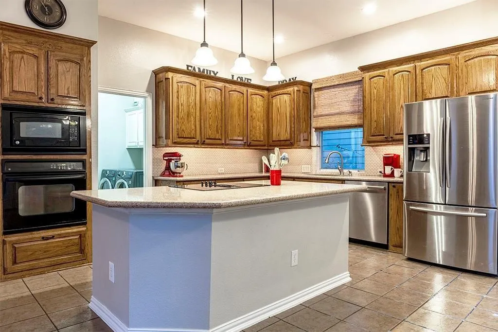 Single Family Residence For Sale in Tarrant County , 802 Moose Hollow Lane, Euless, Texas 76039, 3 Bedroom, 3 Bathroom, 2 Garage spaces, 2,375 Sqft, built in 2002, mls#21410838, Real Estate Agent in Euless, Homes For Sale in Tarrant county, Homes For Sale in Euless, Realtor in Euless Texas, Real Estate Brokerage Independent Realty Texas, Luminita Cordes Realtor