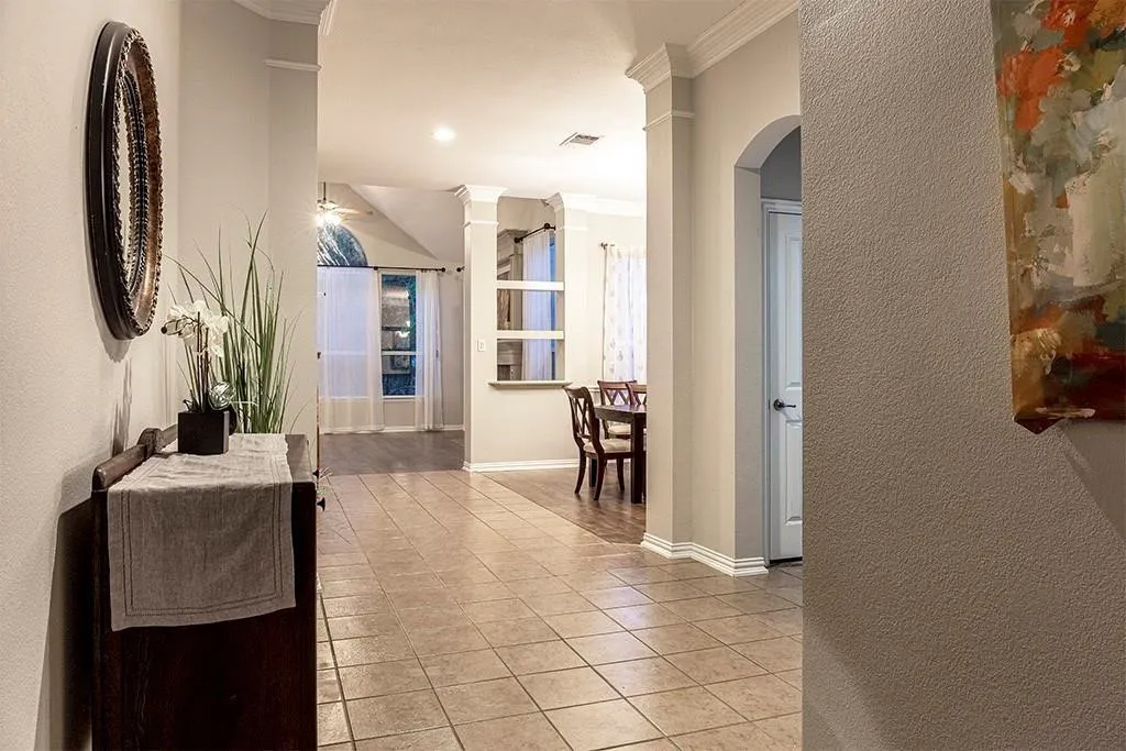 Single Family Residence For Sale in Tarrant County , 802 Moose Hollow Lane, Euless, Texas 76039, 3 Bedroom, 3 Bathroom, 2 Garage spaces, 2,375 Sqft, built in 2002, mls#21410838, Real Estate Agent in Euless, Homes For Sale in Tarrant county, Homes For Sale in Euless, Realtor in Euless Texas, Real Estate Brokerage Independent Realty Texas, Luminita Cordes Realtor