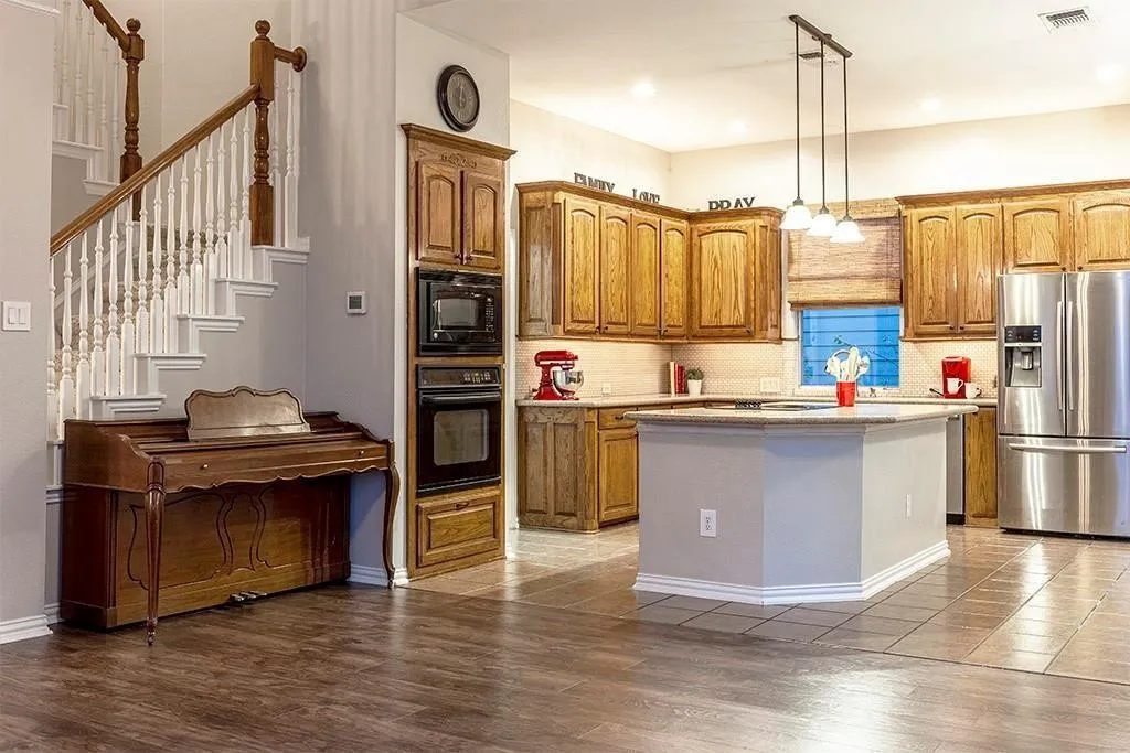 Single Family Residence For Sale in Tarrant County , 802 Moose Hollow Lane, Euless, Texas 76039, 3 Bedroom, 3 Bathroom, 2 Garage spaces, 2,375 Sqft, built in 2002, mls#21410838, Real Estate Agent in Euless, Homes For Sale in Tarrant county, Homes For Sale in Euless, Realtor in Euless Texas, Real Estate Brokerage Independent Realty Texas, Luminita Cordes Realtor