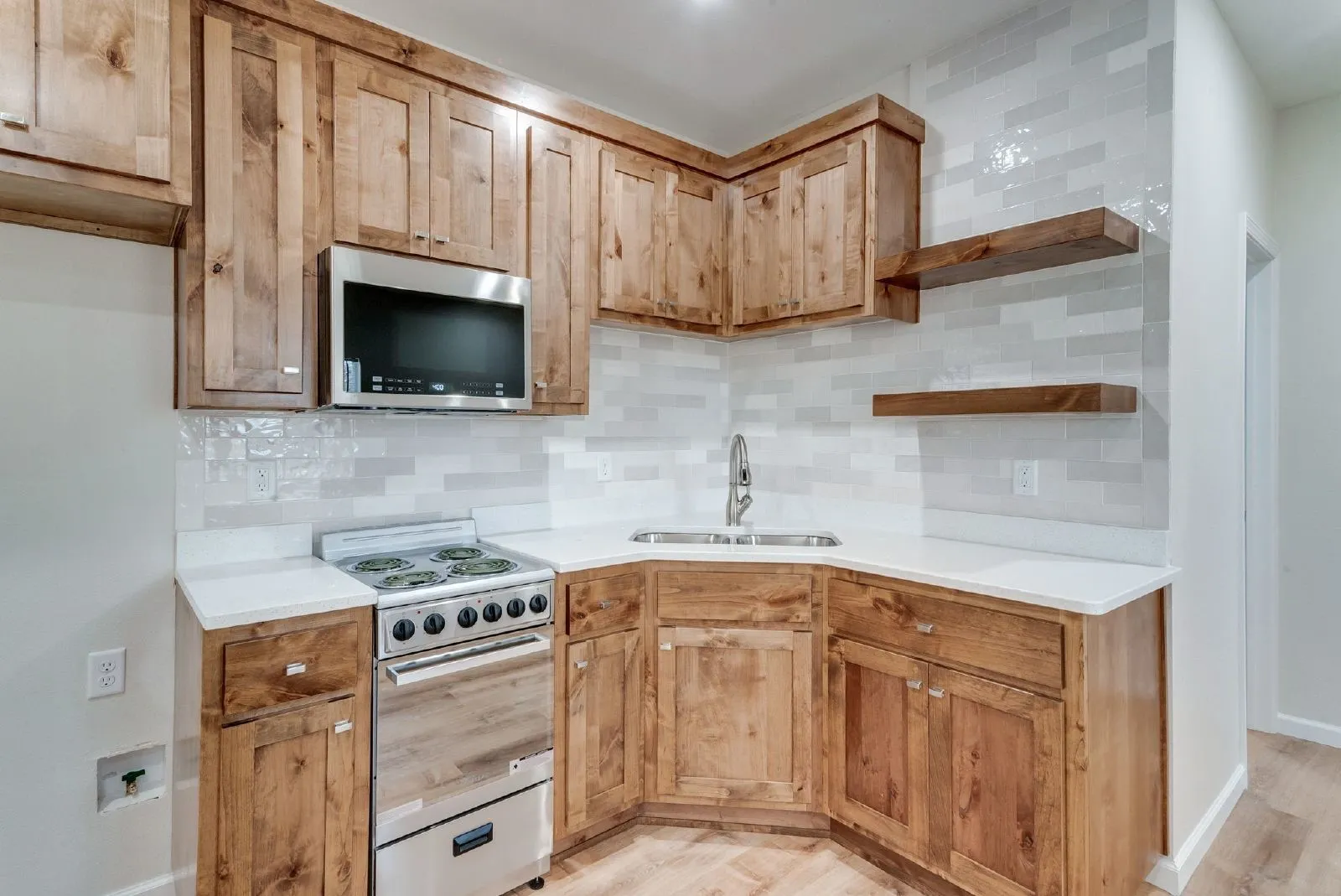 Apartment For Rent in Erath County , 216 S Devine Street, Stephenville, Texas 76401, 1 Bedroom, 1 Bathroom, Garage spaces, 502 Sqft, built in 1920, mls#21410988, Real Estate Agent in Stephenville, Homes For Rent in Erath county, Homes For Rent in Stephenville, Realtor in Stephenville Texas, Real Estate Brokerage Independent Realty Texas, Luminita Cordes Realtor