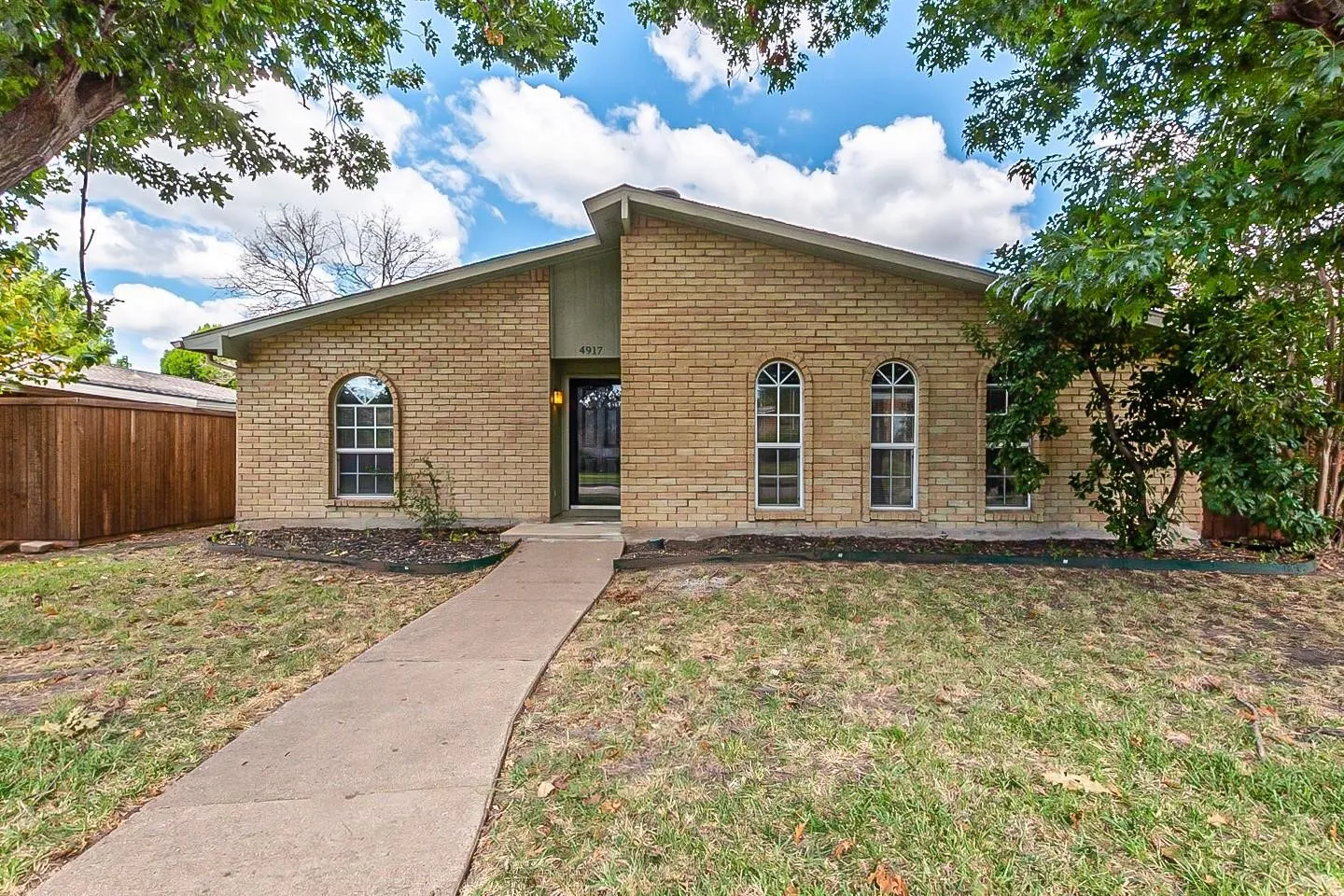 Single Family Residence For Sale in Denton County , 4917 Ashlock Drive, The Colony, Texas 75056, 3 Bedroom, 3 Bathroom, 2 Garage spaces, 1,388 Sqft, built in 1978, mls#21409957, Real Estate Agent in The Colony, Homes For Sale in Denton county, Homes For Sale in The Colony, Realtor in The Colony Texas, Real Estate Brokerage Independent Realty Texas, Luminita Cordes Realtor
