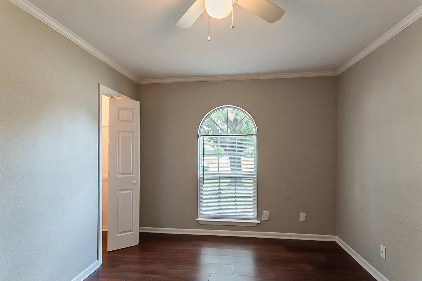 Single Family Residence For Sale in Denton County , 4917 Ashlock Drive, The Colony, Texas 75056, 3 Bedroom, 3 Bathroom, 2 Garage spaces, 1,388 Sqft, built in 1978, mls#21409957, Real Estate Agent in The Colony, Homes For Sale in Denton county, Homes For Sale in The Colony, Realtor in The Colony Texas, Real Estate Brokerage Independent Realty Texas, Luminita Cordes Realtor