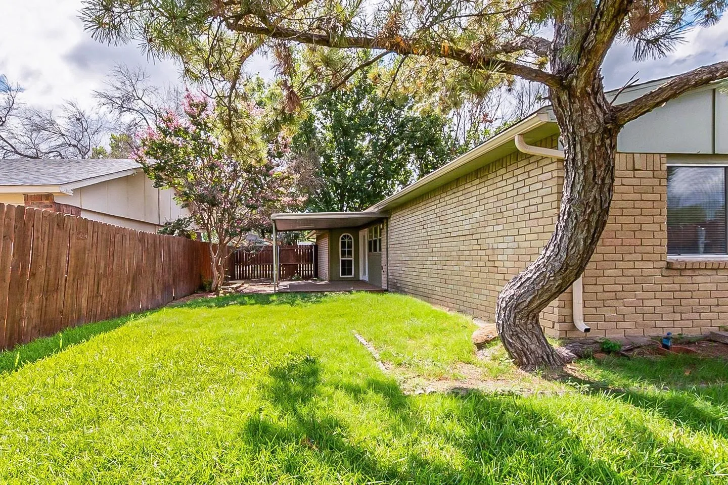 Single Family Residence For Sale in Denton County , 4917 Ashlock Drive, The Colony, Texas 75056, 3 Bedroom, 3 Bathroom, 2 Garage spaces, 1,388 Sqft, built in 1978, mls#21409957, Real Estate Agent in The Colony, Homes For Sale in Denton county, Homes For Sale in The Colony, Realtor in The Colony Texas, Real Estate Brokerage Independent Realty Texas, Luminita Cordes Realtor