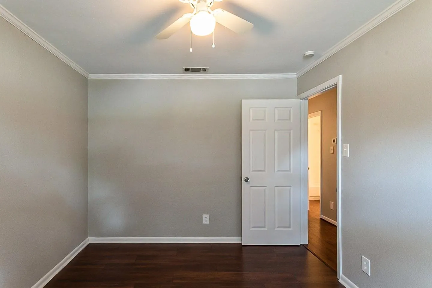 Single Family Residence For Sale in Denton County , 4917 Ashlock Drive, The Colony, Texas 75056, 3 Bedroom, 3 Bathroom, 2 Garage spaces, 1,388 Sqft, built in 1978, mls#21409957, Real Estate Agent in The Colony, Homes For Sale in Denton county, Homes For Sale in The Colony, Realtor in The Colony Texas, Real Estate Brokerage Independent Realty Texas, Luminita Cordes Realtor