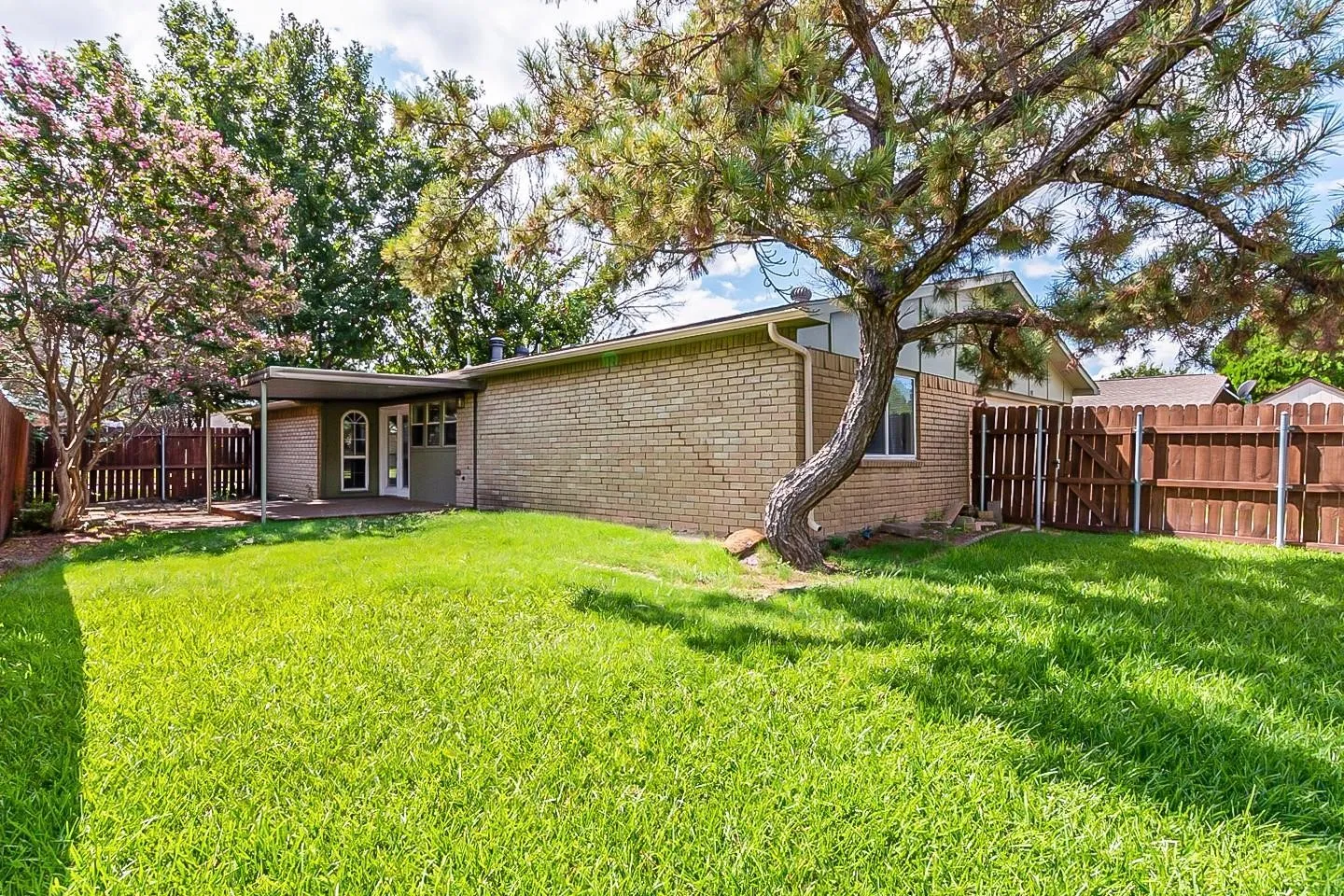 Single Family Residence For Sale in Denton County , 4917 Ashlock Drive, The Colony, Texas 75056, 3 Bedroom, 3 Bathroom, 2 Garage spaces, 1,388 Sqft, built in 1978, mls#21409957, Real Estate Agent in The Colony, Homes For Sale in Denton county, Homes For Sale in The Colony, Realtor in The Colony Texas, Real Estate Brokerage Independent Realty Texas, Luminita Cordes Realtor