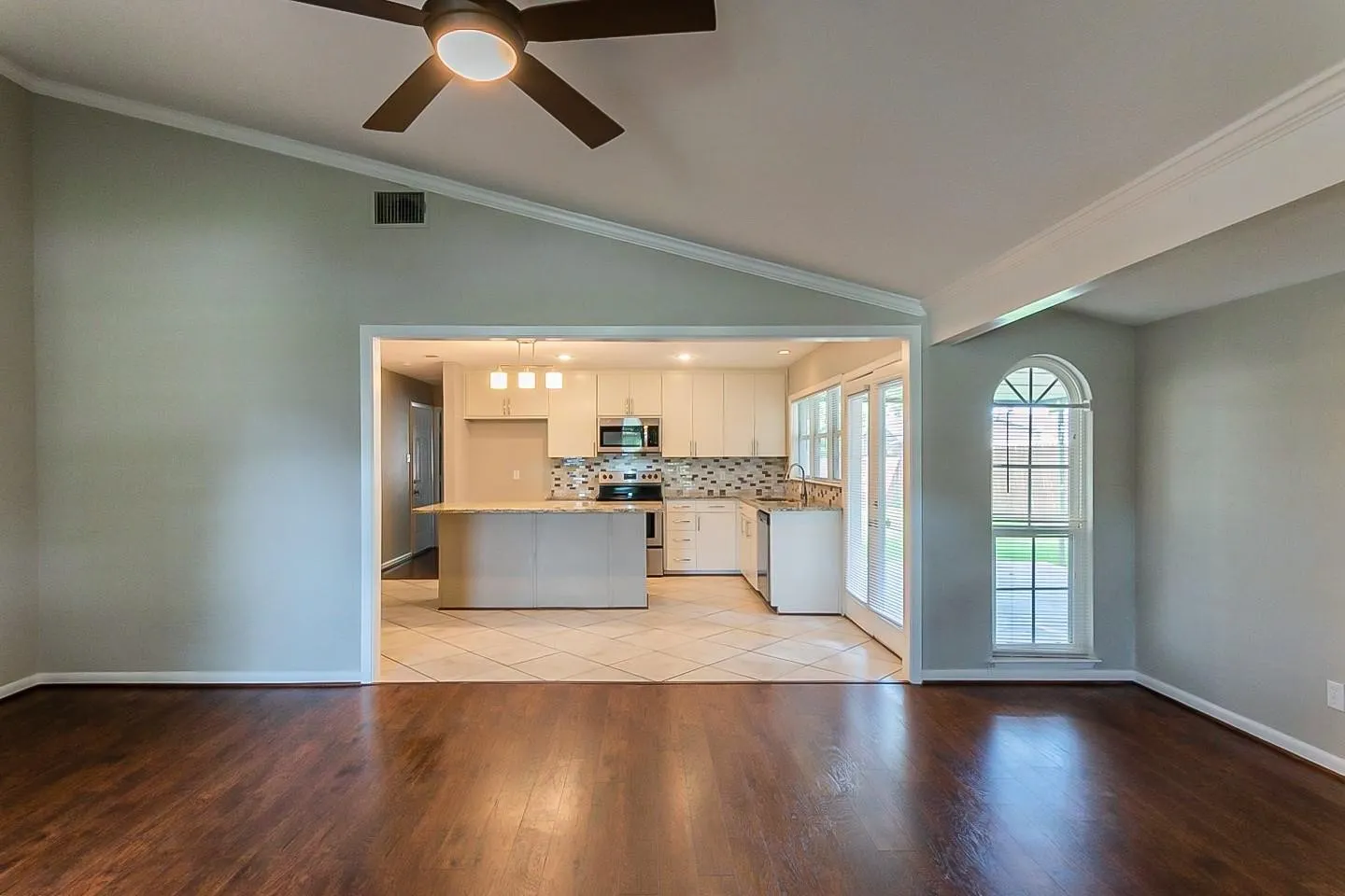 Single Family Residence For Sale in Denton County , 4917 Ashlock Drive, The Colony, Texas 75056, 3 Bedroom, 3 Bathroom, 2 Garage spaces, 1,388 Sqft, built in 1978, mls#21409957, Real Estate Agent in The Colony, Homes For Sale in Denton county, Homes For Sale in The Colony, Realtor in The Colony Texas, Real Estate Brokerage Independent Realty Texas, Luminita Cordes Realtor
