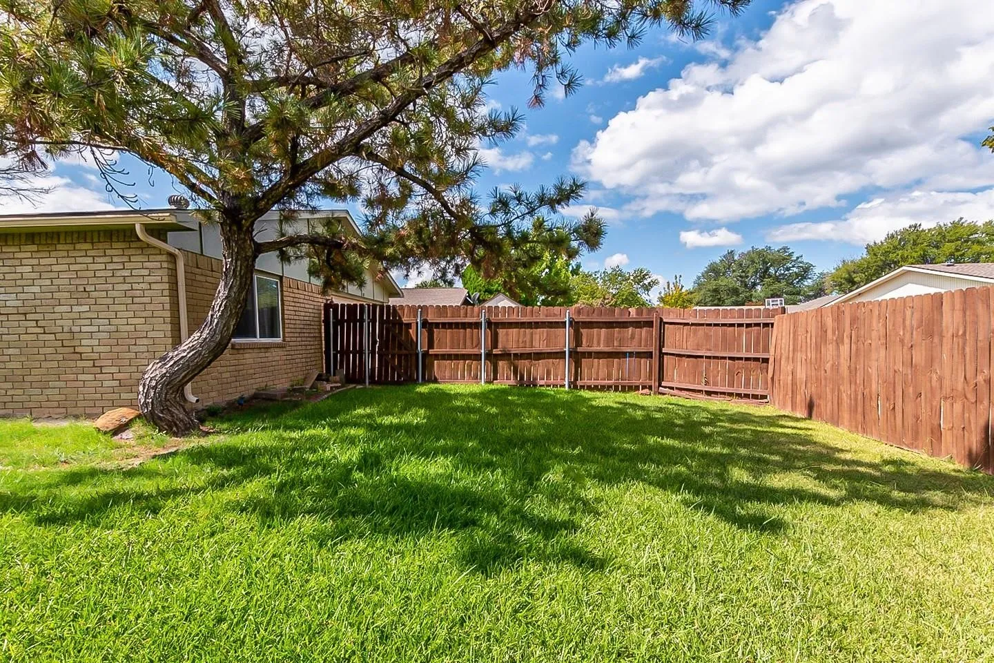 Single Family Residence For Sale in Denton County , 4917 Ashlock Drive, The Colony, Texas 75056, 3 Bedroom, 3 Bathroom, 2 Garage spaces, 1,388 Sqft, built in 1978, mls#21409957, Real Estate Agent in The Colony, Homes For Sale in Denton county, Homes For Sale in The Colony, Realtor in The Colony Texas, Real Estate Brokerage Independent Realty Texas, Luminita Cordes Realtor