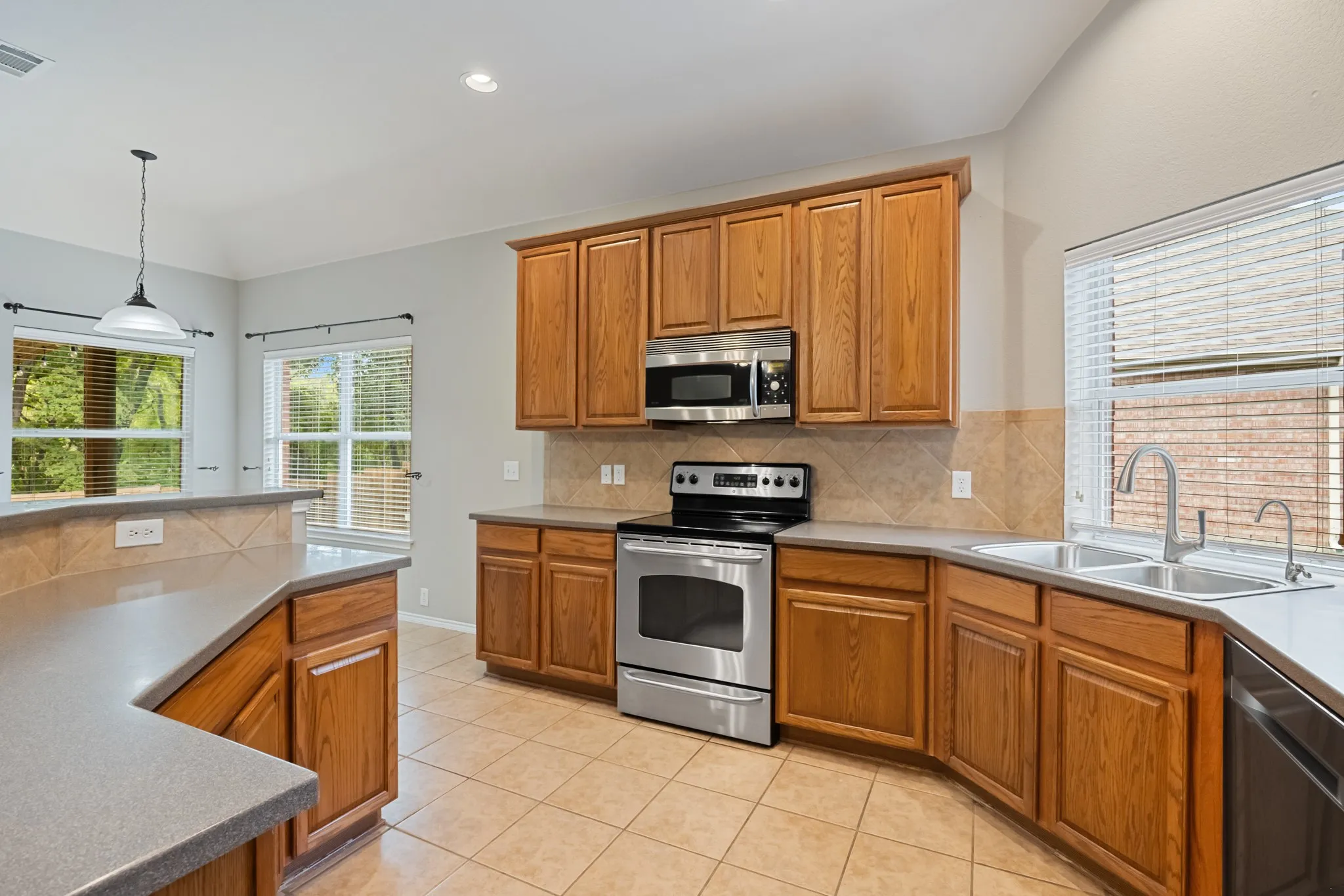 Single Family Residence For Rent in Rockwall County , 1275 Mission, Rockwall, Texas 75087, 3 Bedroom, 2 Bathroom, 2 Garage spaces, 2,086 Sqft, built in 2006, mls#21410952, Real Estate Agent in Rockwall, Homes For Rent in Rockwall county, Homes For Rent in Rockwall, Realtor in Rockwall Texas, Real Estate Brokerage Independent Realty Texas, Luminita Cordes Realtor