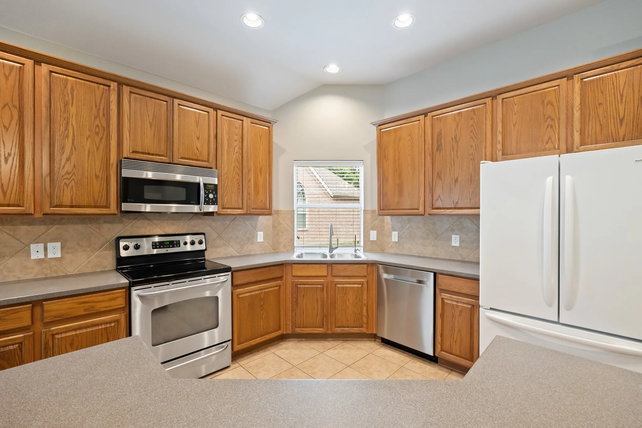 Single Family Residence For Rent in Rockwall County , 1275 Mission, Rockwall, Texas 75087, 3 Bedroom, 2 Bathroom, 2 Garage spaces, 2,086 Sqft, built in 2006, mls#21410952, Real Estate Agent in Rockwall, Homes For Rent in Rockwall county, Homes For Rent in Rockwall, Realtor in Rockwall Texas, Real Estate Brokerage Independent Realty Texas, Luminita Cordes Realtor