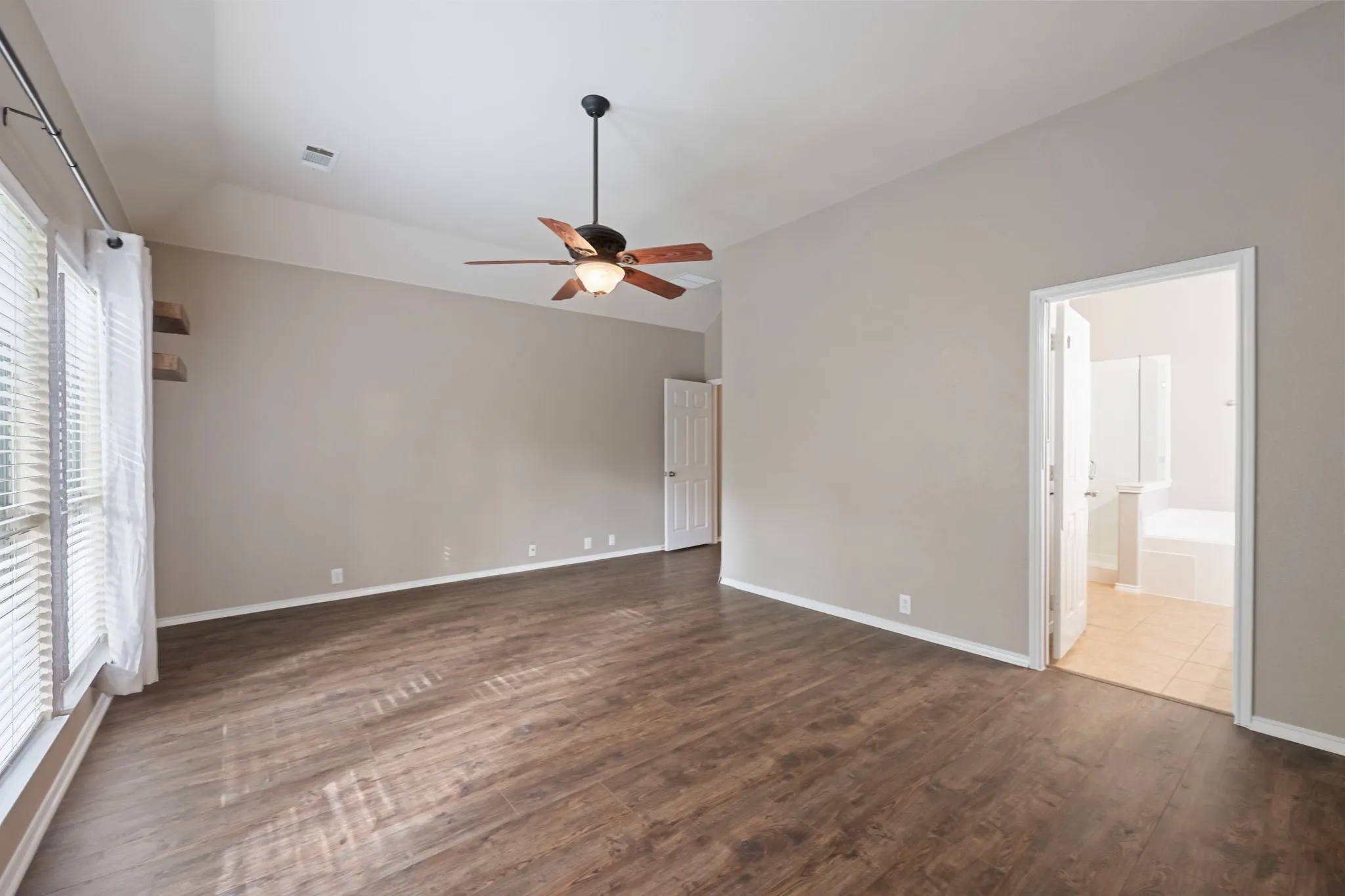 Single Family Residence For Rent in Rockwall County , 1275 Mission, Rockwall, Texas 75087, 3 Bedroom, 2 Bathroom, 2 Garage spaces, 2,086 Sqft, built in 2006, mls#21410952, Real Estate Agent in Rockwall, Homes For Rent in Rockwall county, Homes For Rent in Rockwall, Realtor in Rockwall Texas, Real Estate Brokerage Independent Realty Texas, Luminita Cordes Realtor