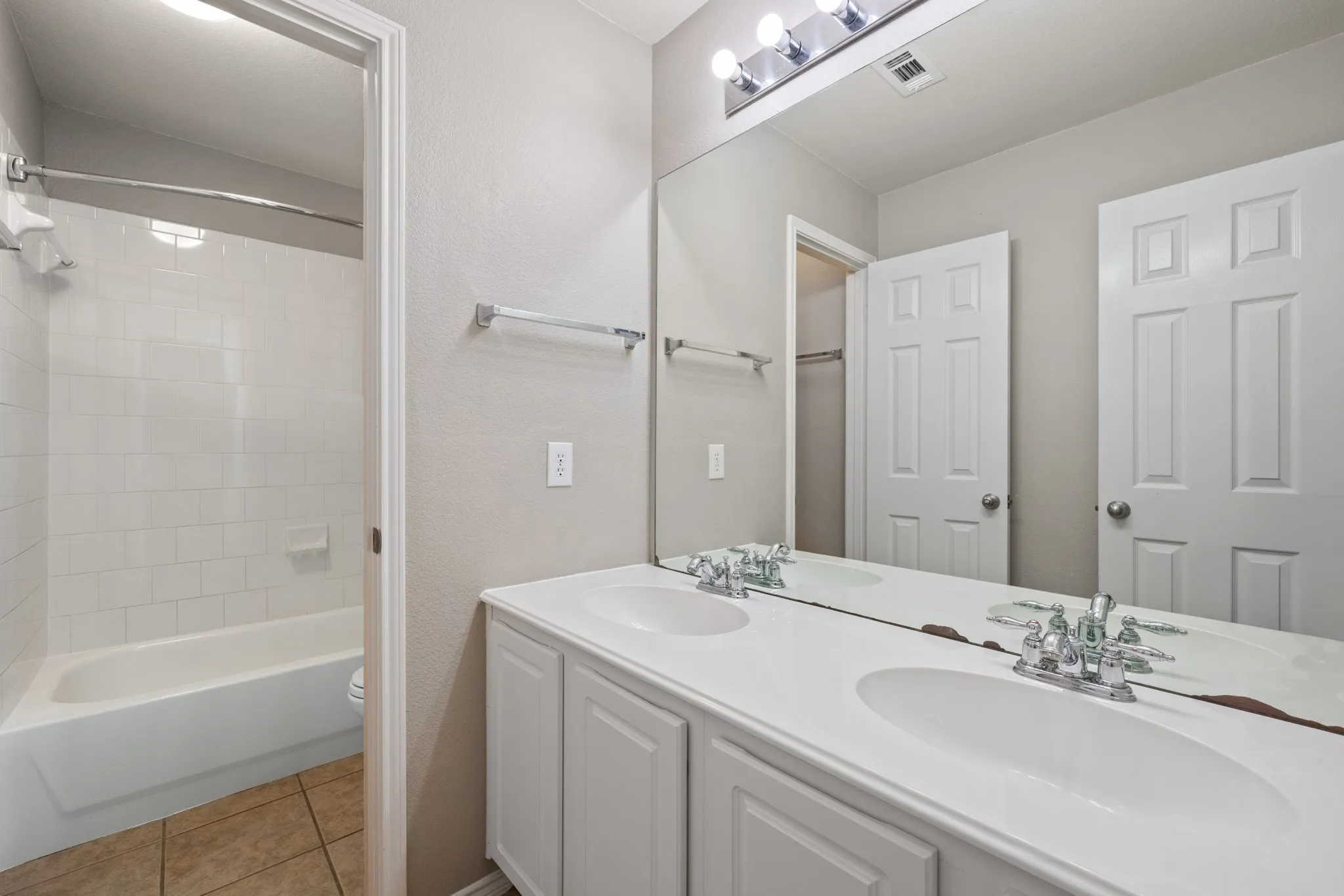 Single Family Residence For Rent in Rockwall County , 1275 Mission, Rockwall, Texas 75087, 3 Bedroom, 2 Bathroom, 2 Garage spaces, 2,086 Sqft, built in 2006, mls#21410952, Real Estate Agent in Rockwall, Homes For Rent in Rockwall county, Homes For Rent in Rockwall, Realtor in Rockwall Texas, Real Estate Brokerage Independent Realty Texas, Luminita Cordes Realtor