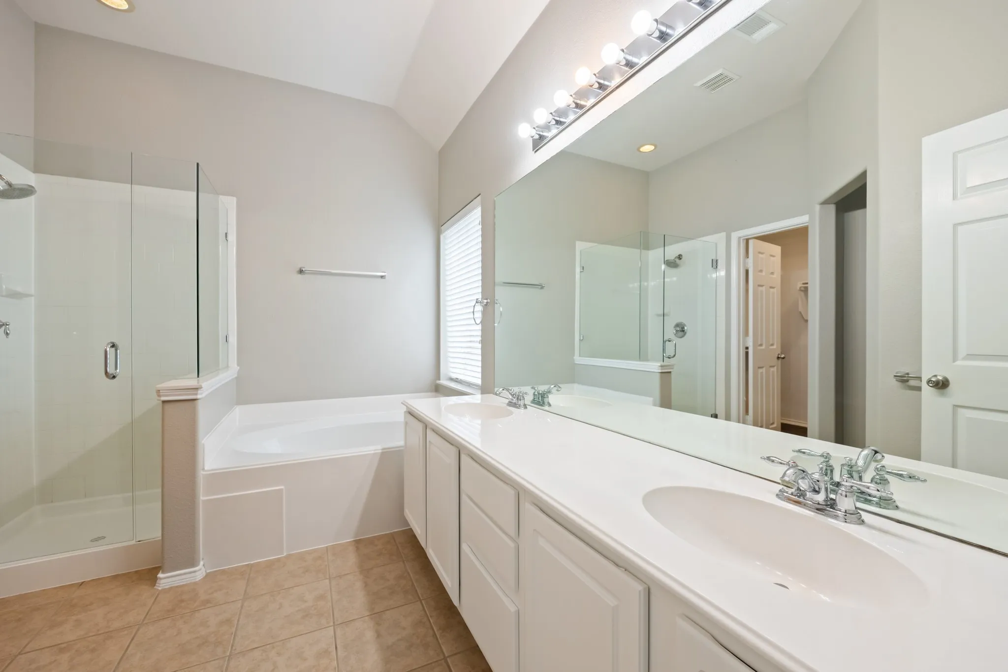 Single Family Residence For Rent in Rockwall County , 1275 Mission, Rockwall, Texas 75087, 3 Bedroom, 2 Bathroom, 2 Garage spaces, 2,086 Sqft, built in 2006, mls#21410952, Real Estate Agent in Rockwall, Homes For Rent in Rockwall county, Homes For Rent in Rockwall, Realtor in Rockwall Texas, Real Estate Brokerage Independent Realty Texas, Luminita Cordes Realtor