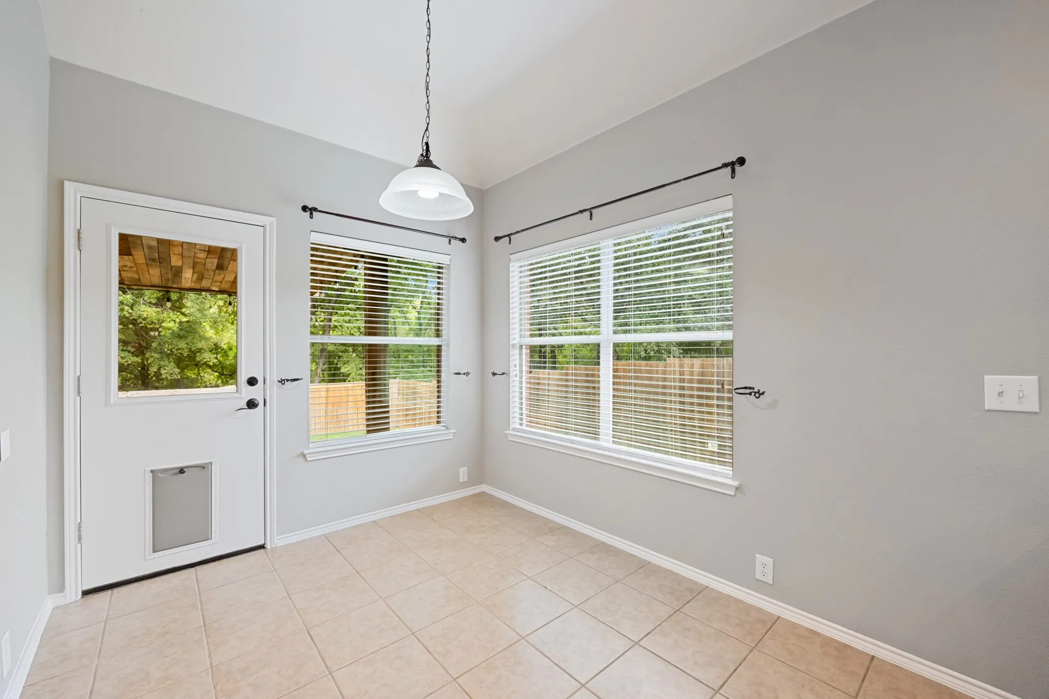 Single Family Residence For Rent in Rockwall County , 1275 Mission, Rockwall, Texas 75087, 3 Bedroom, 2 Bathroom, 2 Garage spaces, 2,086 Sqft, built in 2006, mls#21410952, Real Estate Agent in Rockwall, Homes For Rent in Rockwall county, Homes For Rent in Rockwall, Realtor in Rockwall Texas, Real Estate Brokerage Independent Realty Texas, Luminita Cordes Realtor