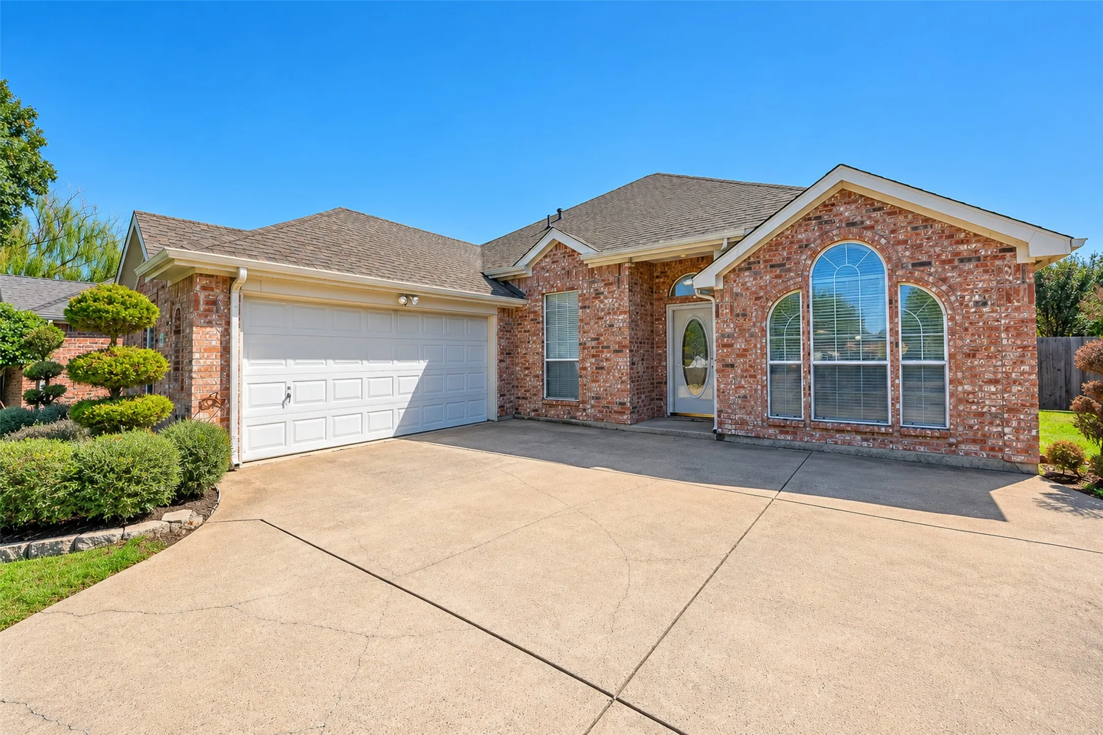 Single Family Residence For Rent in Tarrant County , 5121 Yaupon Drive, Arlington, Texas 76018, 3 Bedroom, 2 Bathroom, 2 Garage spaces, 1,900 Sqft, built in 2003, mls#21411005, Real Estate Agent in Arlington, Homes For Rent in Tarrant county, Homes For Rent in Arlington, Realtor in Arlington Texas, Real Estate Brokerage Independent Realty Texas, Luminita Cordes Realtor