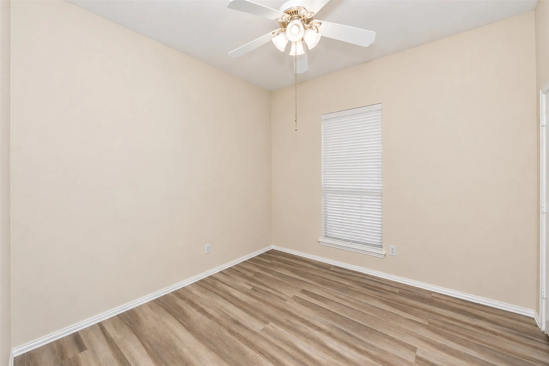 Single Family Residence For Rent in Tarrant County , 5121 Yaupon Drive, Arlington, Texas 76018, 3 Bedroom, 2 Bathroom, 2 Garage spaces, 1,900 Sqft, built in 2003, mls#21411005, Real Estate Agent in Arlington, Homes For Rent in Tarrant county, Homes For Rent in Arlington, Realtor in Arlington Texas, Real Estate Brokerage Independent Realty Texas, Luminita Cordes Realtor