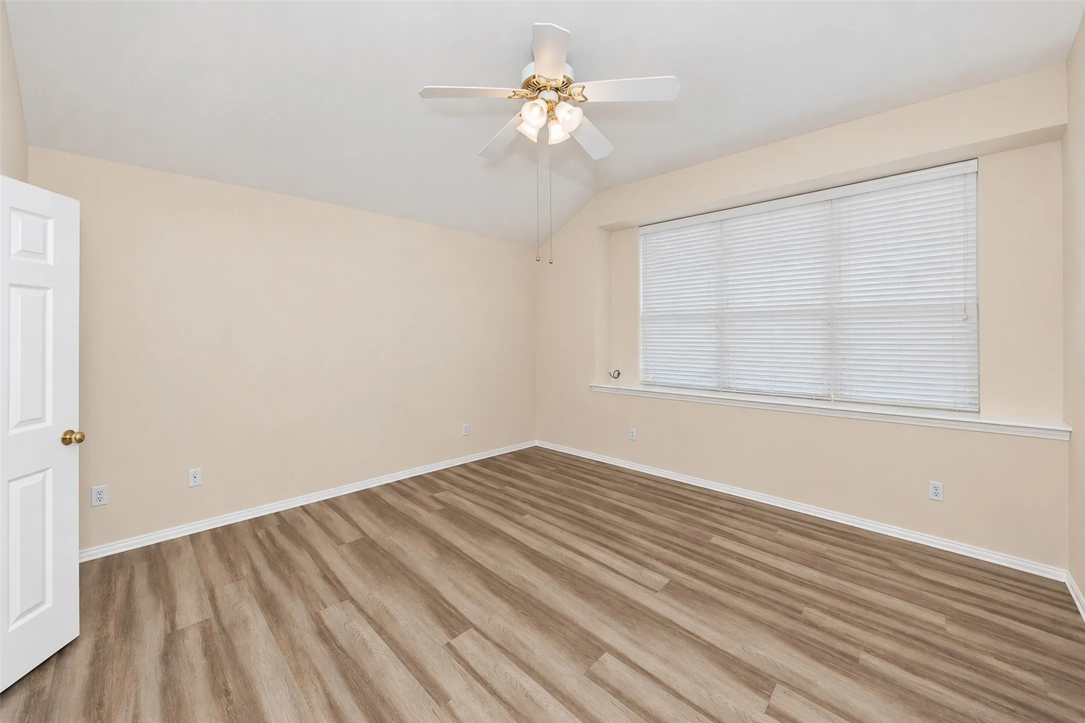 Single Family Residence For Rent in Tarrant County , 5121 Yaupon Drive, Arlington, Texas 76018, 3 Bedroom, 2 Bathroom, 2 Garage spaces, 1,900 Sqft, built in 2003, mls#21411005, Real Estate Agent in Arlington, Homes For Rent in Tarrant county, Homes For Rent in Arlington, Realtor in Arlington Texas, Real Estate Brokerage Independent Realty Texas, Luminita Cordes Realtor