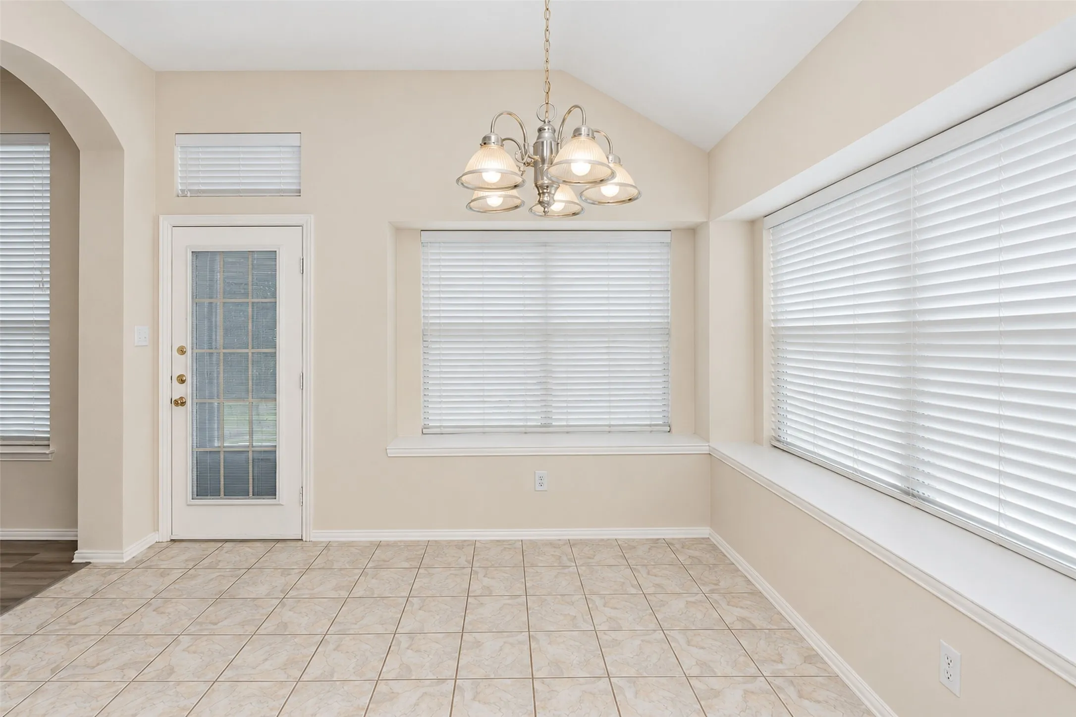 Single Family Residence For Rent in Tarrant County , 5121 Yaupon Drive, Arlington, Texas 76018, 3 Bedroom, 2 Bathroom, 2 Garage spaces, 1,900 Sqft, built in 2003, mls#21411005, Real Estate Agent in Arlington, Homes For Rent in Tarrant county, Homes For Rent in Arlington, Realtor in Arlington Texas, Real Estate Brokerage Independent Realty Texas, Luminita Cordes Realtor