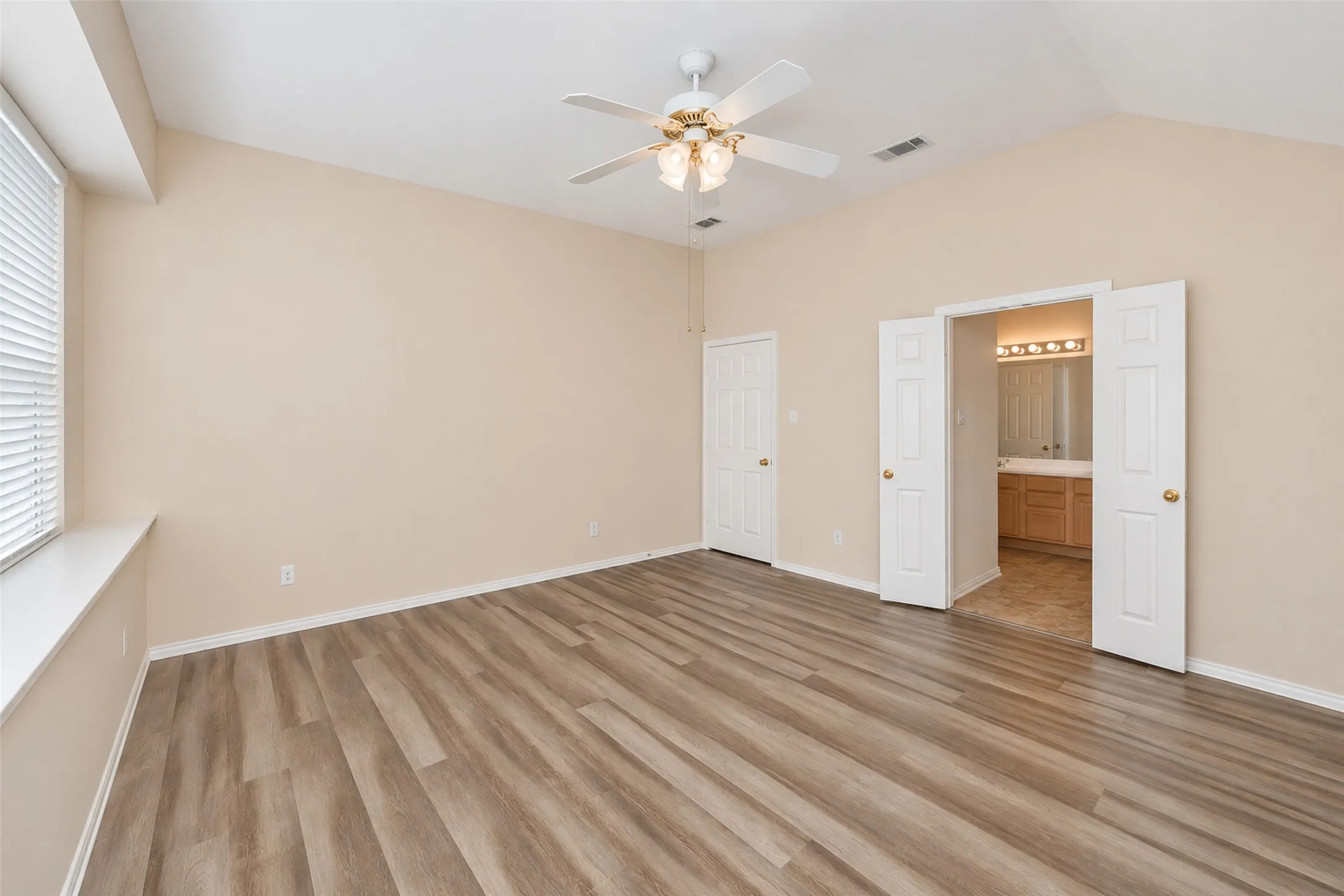 Single Family Residence For Rent in Tarrant County , 5121 Yaupon Drive, Arlington, Texas 76018, 3 Bedroom, 2 Bathroom, 2 Garage spaces, 1,900 Sqft, built in 2003, mls#21411005, Real Estate Agent in Arlington, Homes For Rent in Tarrant county, Homes For Rent in Arlington, Realtor in Arlington Texas, Real Estate Brokerage Independent Realty Texas, Luminita Cordes Realtor