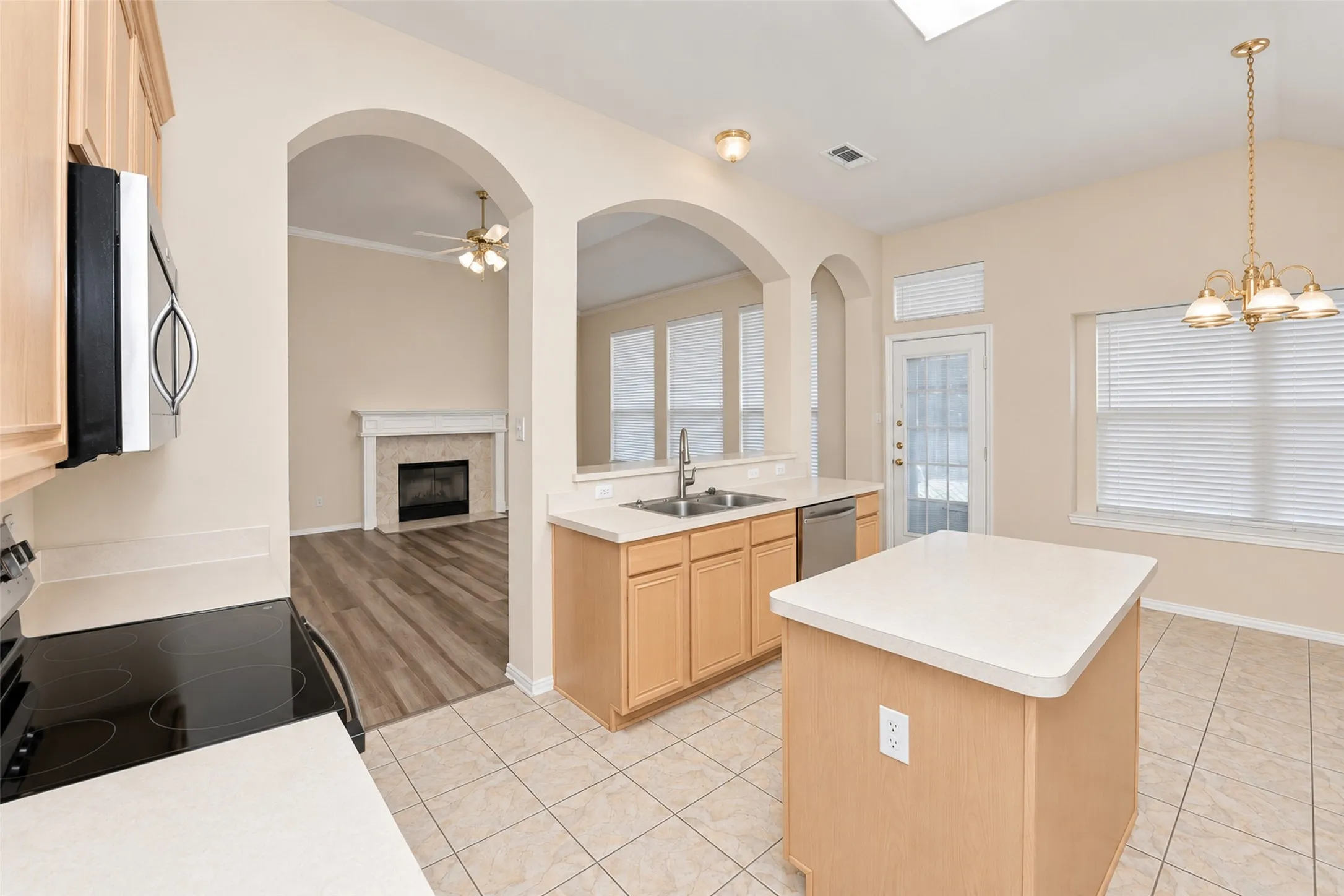 Single Family Residence For Rent in Tarrant County , 5121 Yaupon Drive, Arlington, Texas 76018, 3 Bedroom, 2 Bathroom, 2 Garage spaces, 1,900 Sqft, built in 2003, mls#21411005, Real Estate Agent in Arlington, Homes For Rent in Tarrant county, Homes For Rent in Arlington, Realtor in Arlington Texas, Real Estate Brokerage Independent Realty Texas, Luminita Cordes Realtor