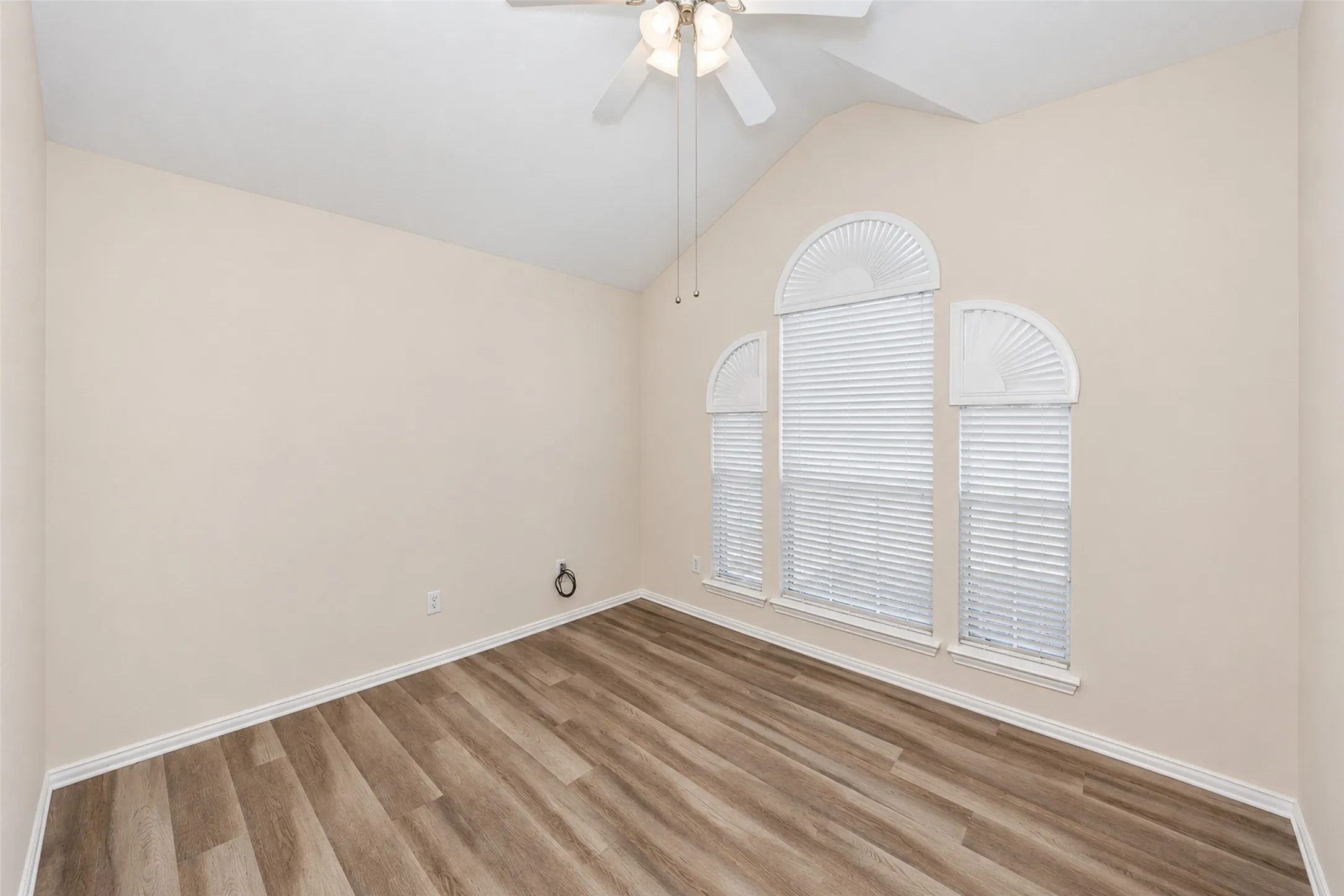 Single Family Residence For Rent in Tarrant County , 5121 Yaupon Drive, Arlington, Texas 76018, 3 Bedroom, 2 Bathroom, 2 Garage spaces, 1,900 Sqft, built in 2003, mls#21411005, Real Estate Agent in Arlington, Homes For Rent in Tarrant county, Homes For Rent in Arlington, Realtor in Arlington Texas, Real Estate Brokerage Independent Realty Texas, Luminita Cordes Realtor