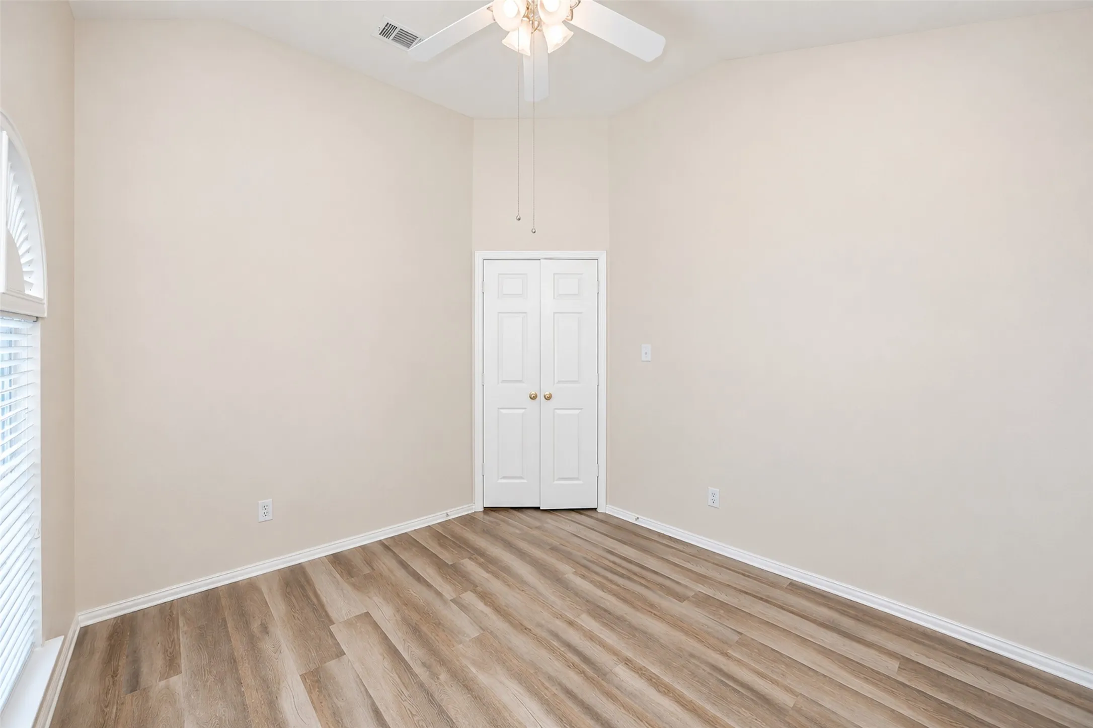 Single Family Residence For Rent in Tarrant County , 5121 Yaupon Drive, Arlington, Texas 76018, 3 Bedroom, 2 Bathroom, 2 Garage spaces, 1,900 Sqft, built in 2003, mls#21411005, Real Estate Agent in Arlington, Homes For Rent in Tarrant county, Homes For Rent in Arlington, Realtor in Arlington Texas, Real Estate Brokerage Independent Realty Texas, Luminita Cordes Realtor
