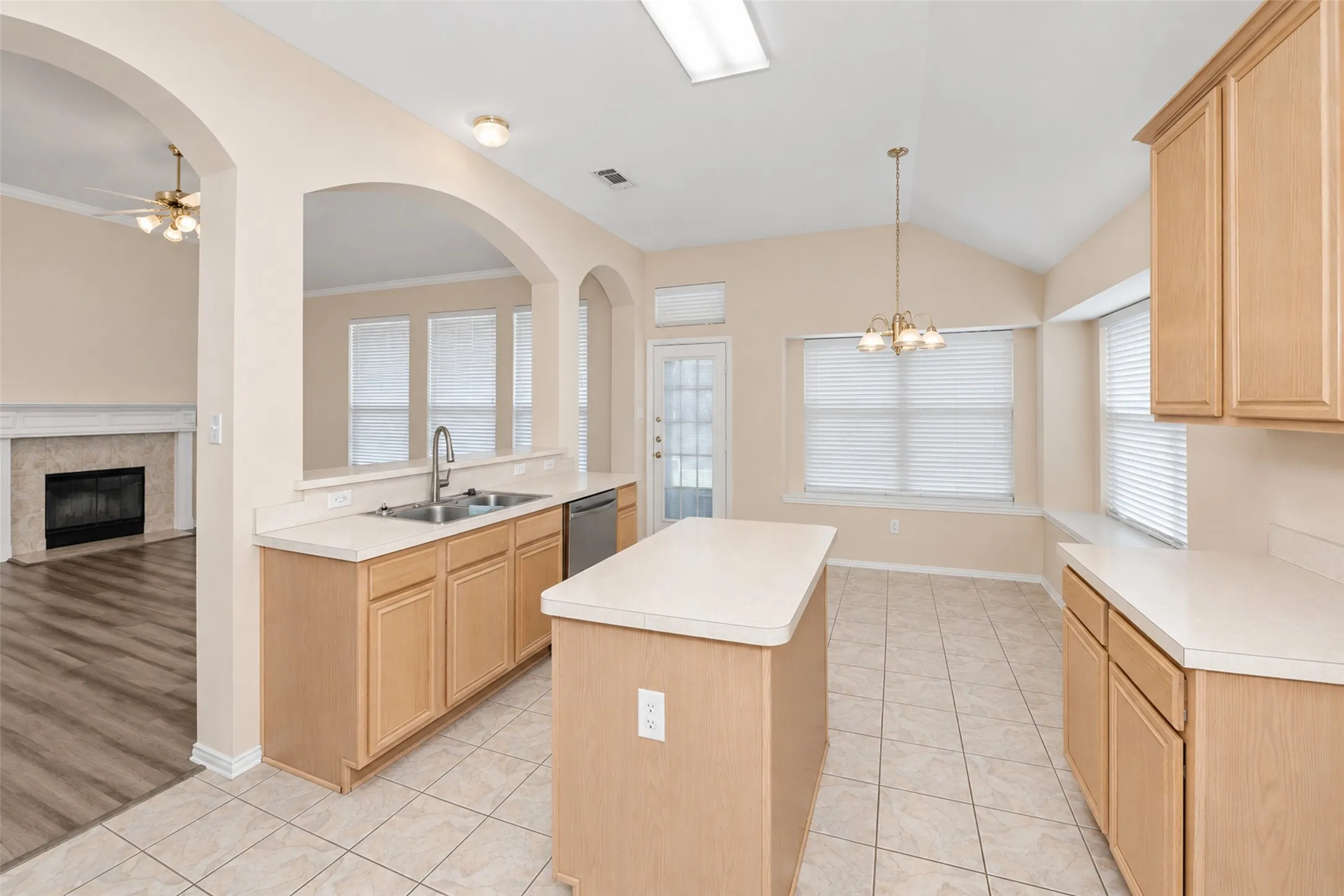 Single Family Residence For Rent in Tarrant County , 5121 Yaupon Drive, Arlington, Texas 76018, 3 Bedroom, 2 Bathroom, 2 Garage spaces, 1,900 Sqft, built in 2003, mls#21411005, Real Estate Agent in Arlington, Homes For Rent in Tarrant county, Homes For Rent in Arlington, Realtor in Arlington Texas, Real Estate Brokerage Independent Realty Texas, Luminita Cordes Realtor