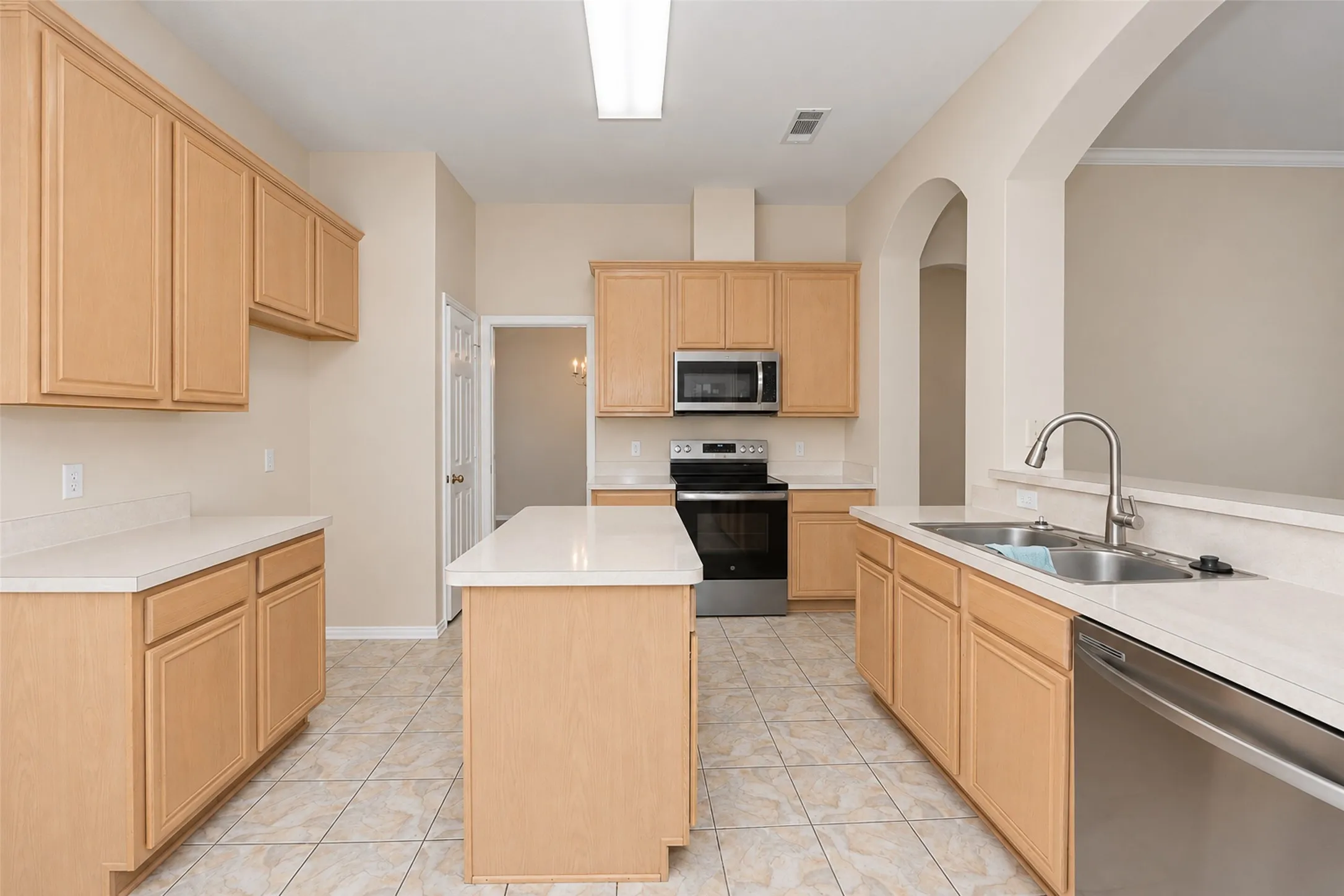Single Family Residence For Rent in Tarrant County , 5121 Yaupon Drive, Arlington, Texas 76018, 3 Bedroom, 2 Bathroom, 2 Garage spaces, 1,900 Sqft, built in 2003, mls#21411005, Real Estate Agent in Arlington, Homes For Rent in Tarrant county, Homes For Rent in Arlington, Realtor in Arlington Texas, Real Estate Brokerage Independent Realty Texas, Luminita Cordes Realtor