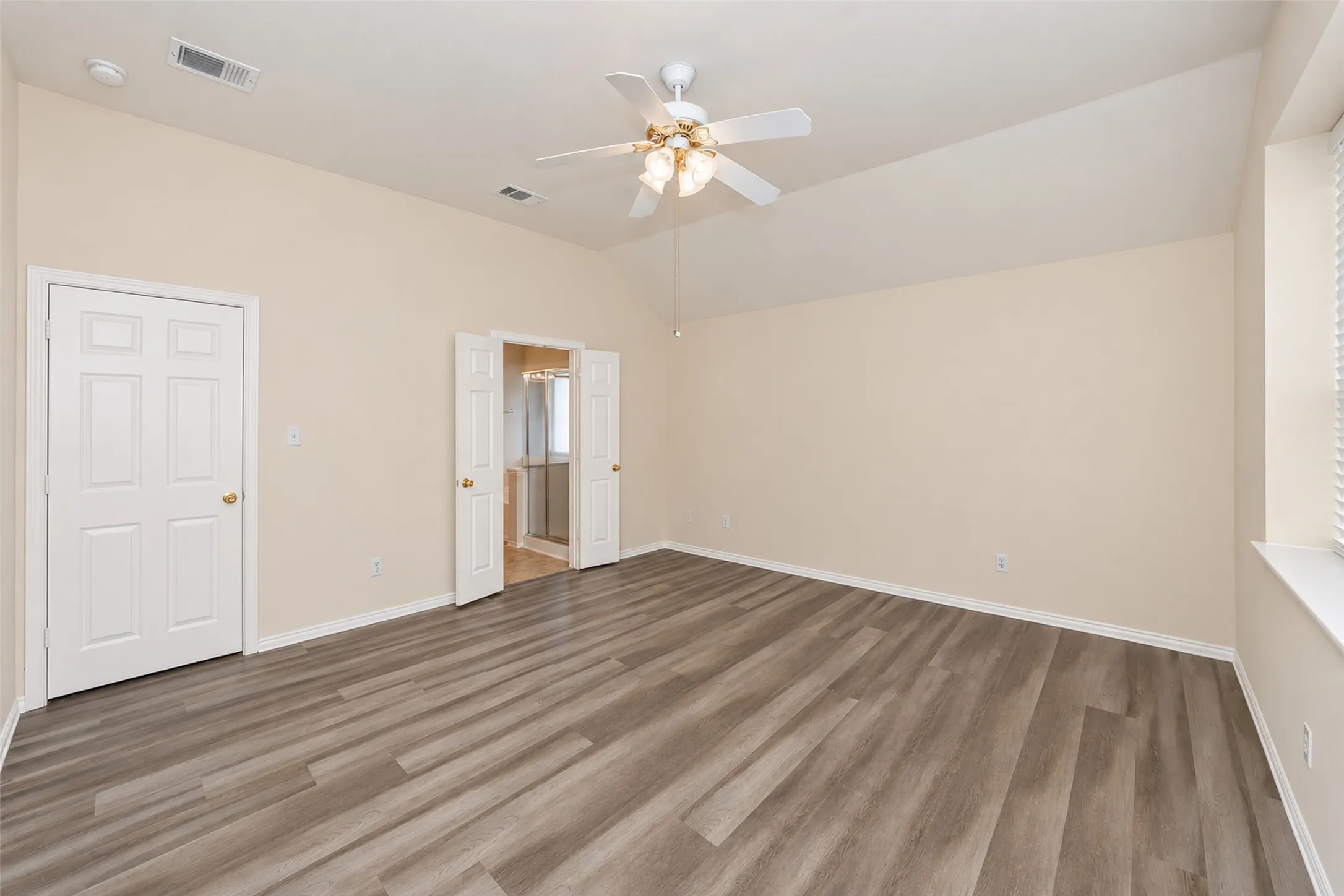 Single Family Residence For Rent in Tarrant County , 5121 Yaupon Drive, Arlington, Texas 76018, 3 Bedroom, 2 Bathroom, 2 Garage spaces, 1,900 Sqft, built in 2003, mls#21411005, Real Estate Agent in Arlington, Homes For Rent in Tarrant county, Homes For Rent in Arlington, Realtor in Arlington Texas, Real Estate Brokerage Independent Realty Texas, Luminita Cordes Realtor