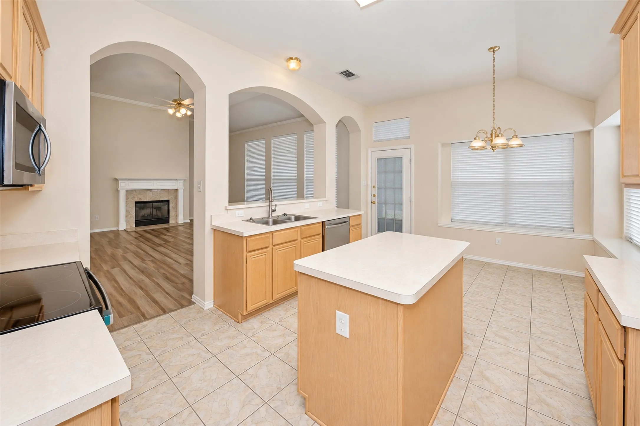Single Family Residence For Rent in Tarrant County , 5121 Yaupon Drive, Arlington, Texas 76018, 3 Bedroom, 2 Bathroom, 2 Garage spaces, 1,900 Sqft, built in 2003, mls#21411005, Real Estate Agent in Arlington, Homes For Rent in Tarrant county, Homes For Rent in Arlington, Realtor in Arlington Texas, Real Estate Brokerage Independent Realty Texas, Luminita Cordes Realtor