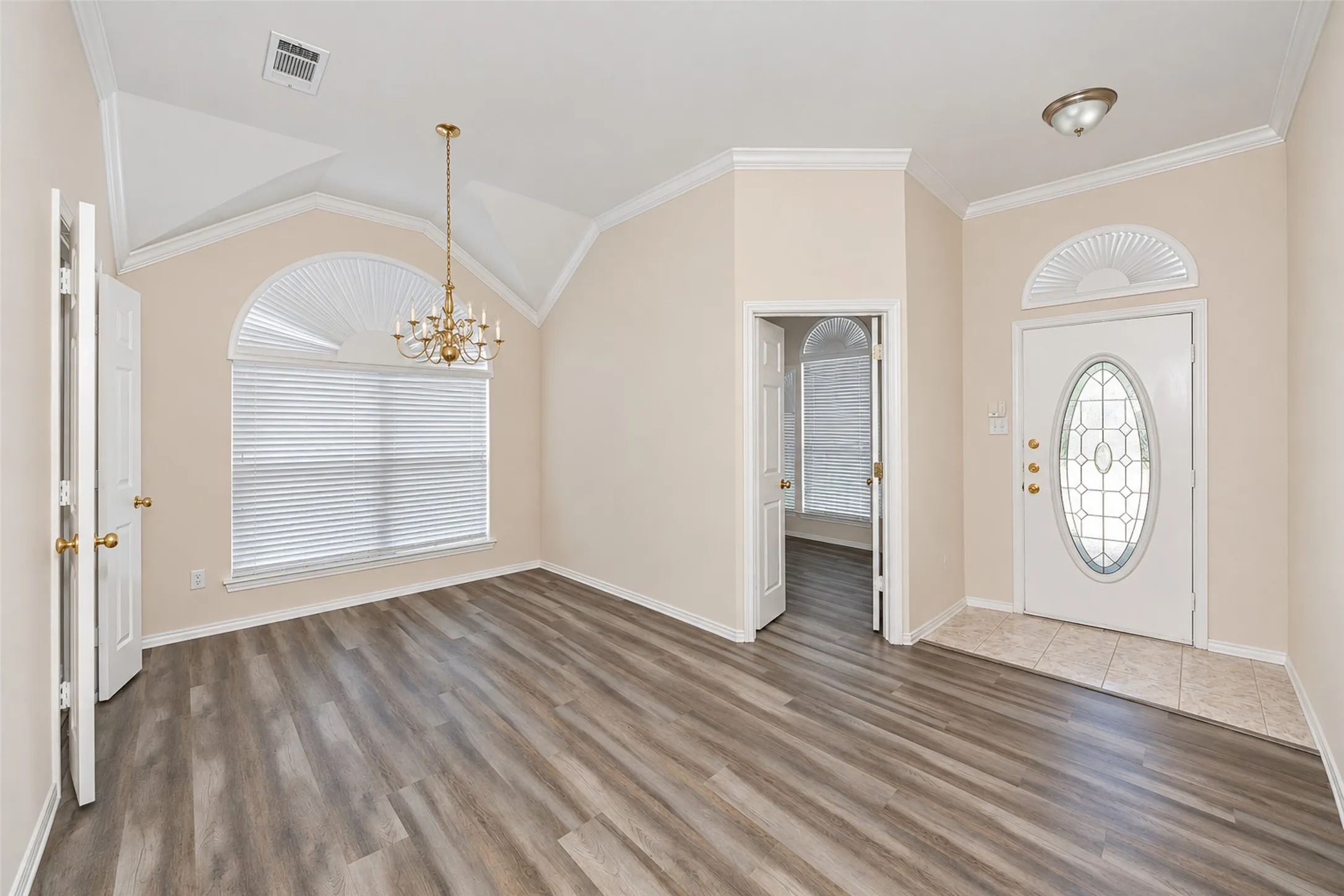 Single Family Residence For Rent in Tarrant County , 5121 Yaupon Drive, Arlington, Texas 76018, 3 Bedroom, 2 Bathroom, 2 Garage spaces, 1,900 Sqft, built in 2003, mls#21411005, Real Estate Agent in Arlington, Homes For Rent in Tarrant county, Homes For Rent in Arlington, Realtor in Arlington Texas, Real Estate Brokerage Independent Realty Texas, Luminita Cordes Realtor