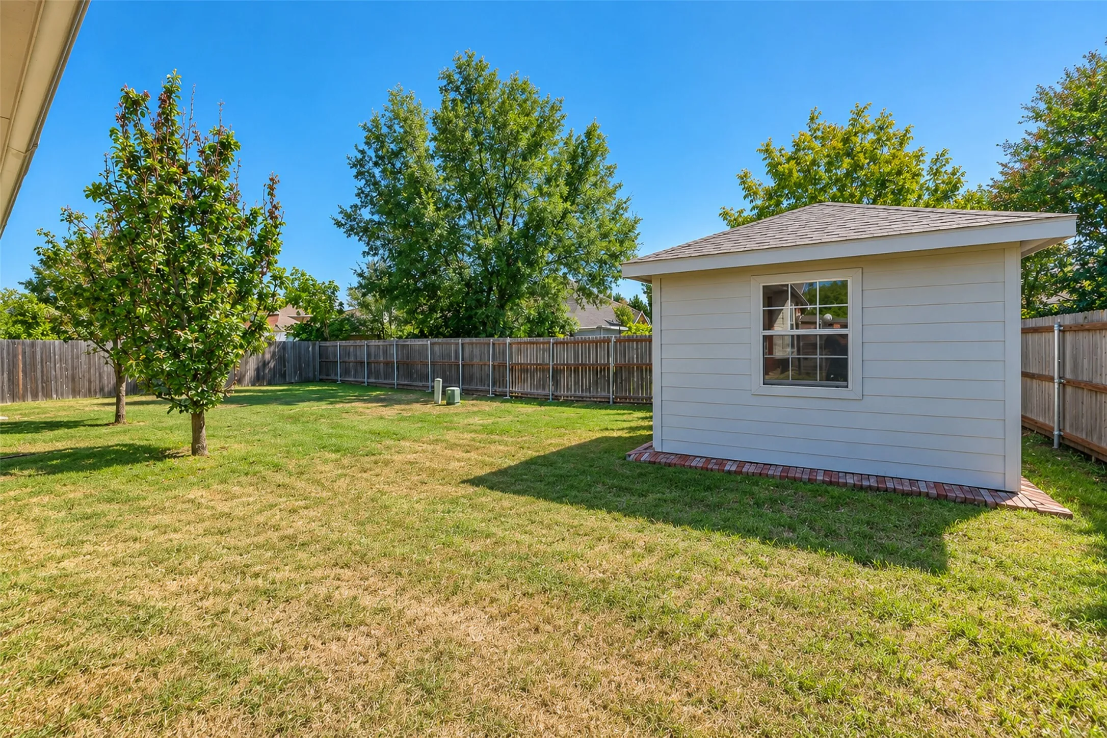 Single Family Residence For Rent in Tarrant County , 5121 Yaupon Drive, Arlington, Texas 76018, 3 Bedroom, 2 Bathroom, 2 Garage spaces, 1,900 Sqft, built in 2003, mls#21411005, Real Estate Agent in Arlington, Homes For Rent in Tarrant county, Homes For Rent in Arlington, Realtor in Arlington Texas, Real Estate Brokerage Independent Realty Texas, Luminita Cordes Realtor