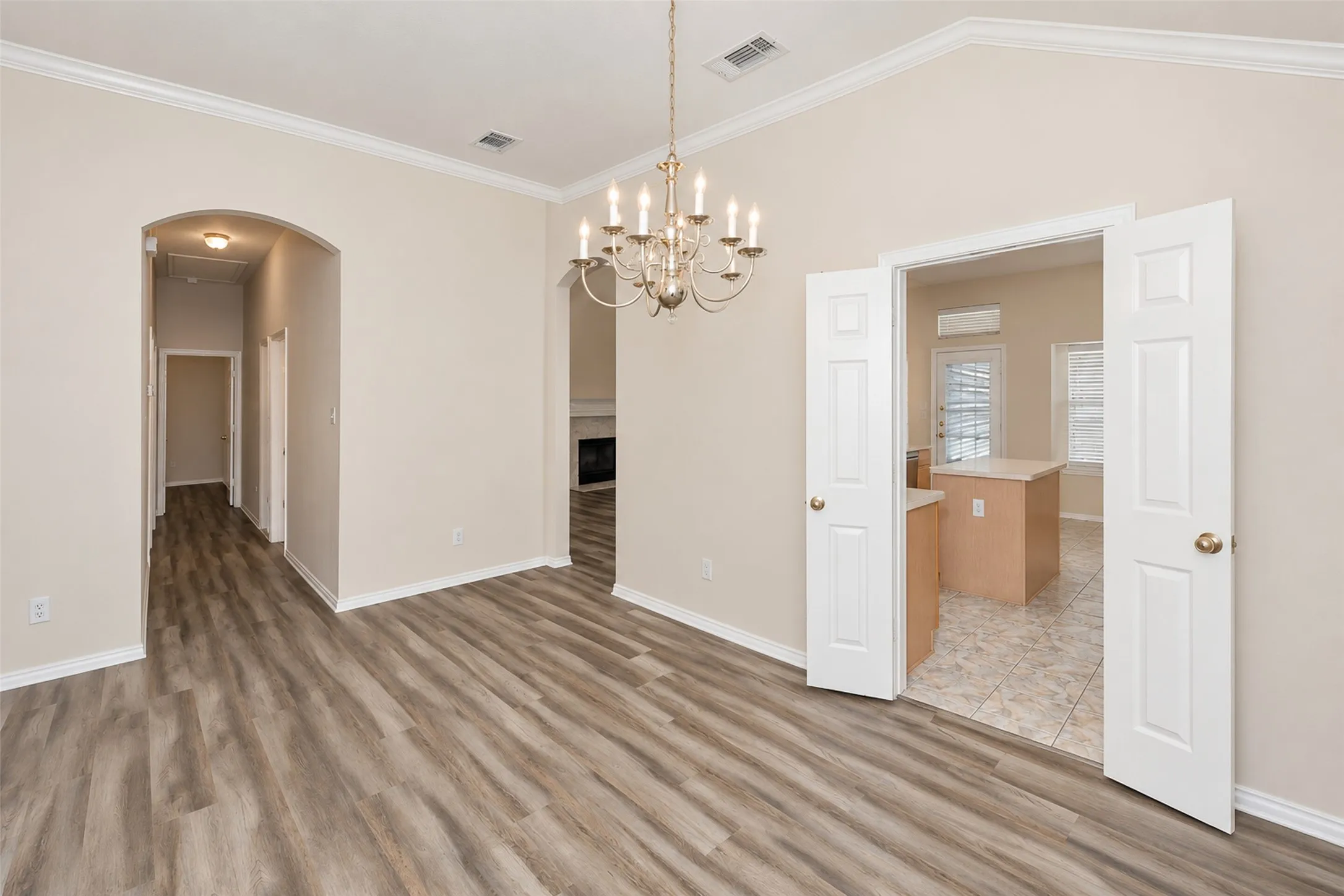 Single Family Residence For Rent in Tarrant County , 5121 Yaupon Drive, Arlington, Texas 76018, 3 Bedroom, 2 Bathroom, 2 Garage spaces, 1,900 Sqft, built in 2003, mls#21411005, Real Estate Agent in Arlington, Homes For Rent in Tarrant county, Homes For Rent in Arlington, Realtor in Arlington Texas, Real Estate Brokerage Independent Realty Texas, Luminita Cordes Realtor