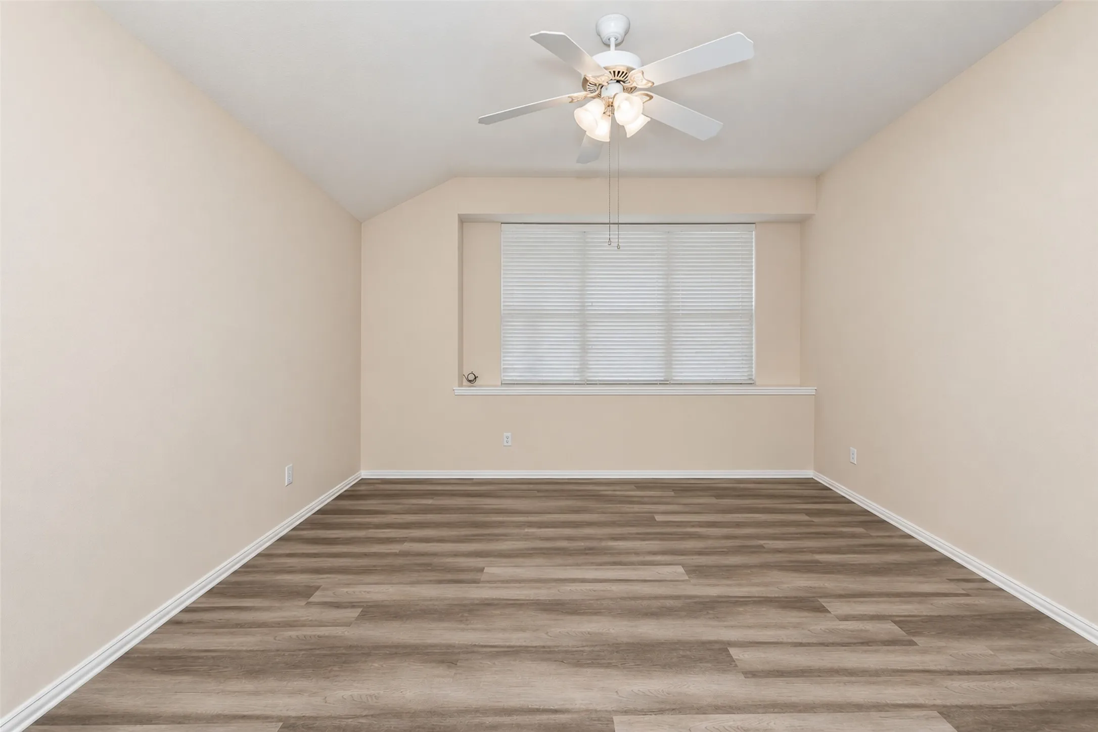 Single Family Residence For Rent in Tarrant County , 5121 Yaupon Drive, Arlington, Texas 76018, 3 Bedroom, 2 Bathroom, 2 Garage spaces, 1,900 Sqft, built in 2003, mls#21411005, Real Estate Agent in Arlington, Homes For Rent in Tarrant county, Homes For Rent in Arlington, Realtor in Arlington Texas, Real Estate Brokerage Independent Realty Texas, Luminita Cordes Realtor