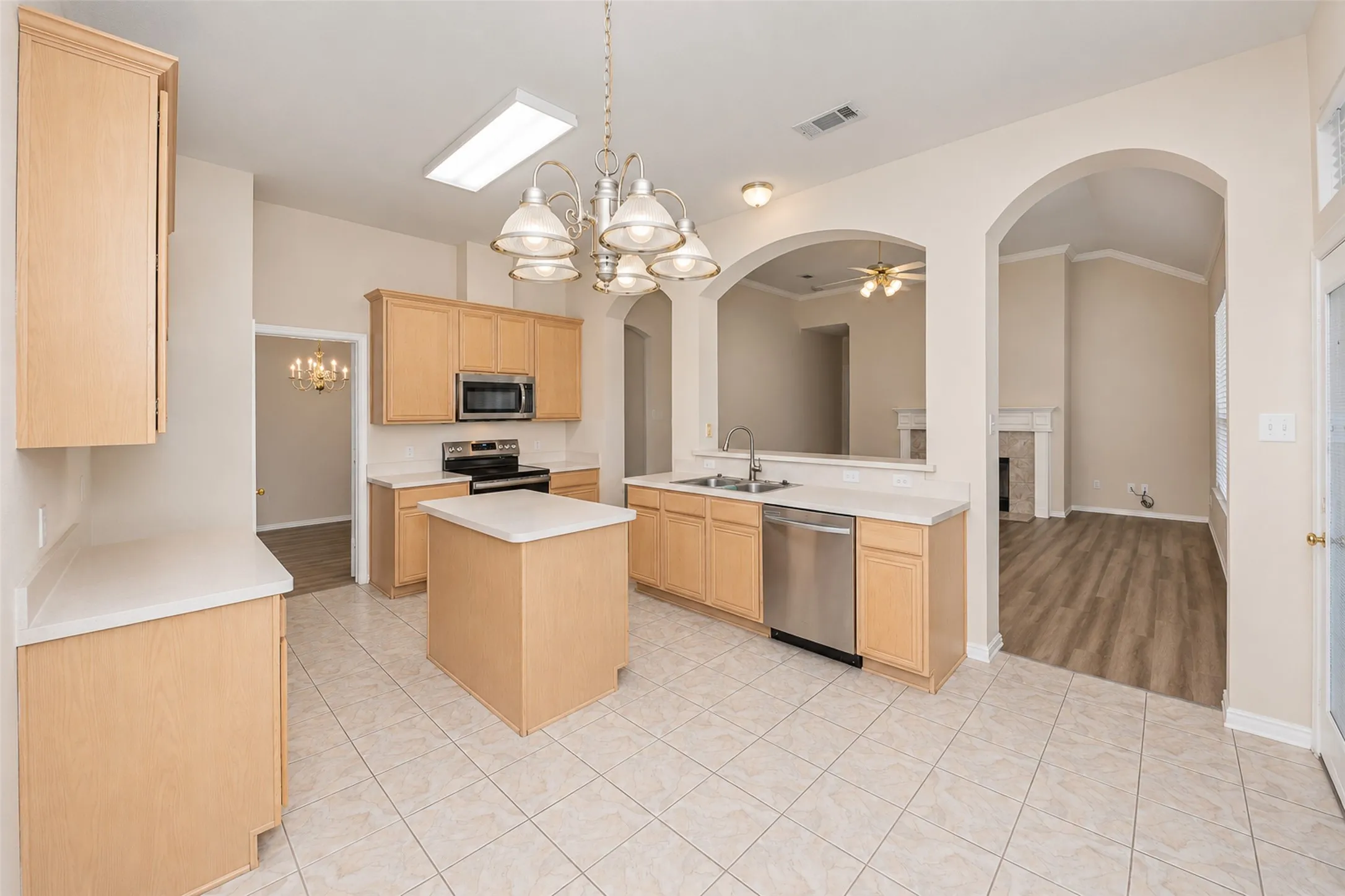 Single Family Residence For Rent in Tarrant County , 5121 Yaupon Drive, Arlington, Texas 76018, 3 Bedroom, 2 Bathroom, 2 Garage spaces, 1,900 Sqft, built in 2003, mls#21411005, Real Estate Agent in Arlington, Homes For Rent in Tarrant county, Homes For Rent in Arlington, Realtor in Arlington Texas, Real Estate Brokerage Independent Realty Texas, Luminita Cordes Realtor