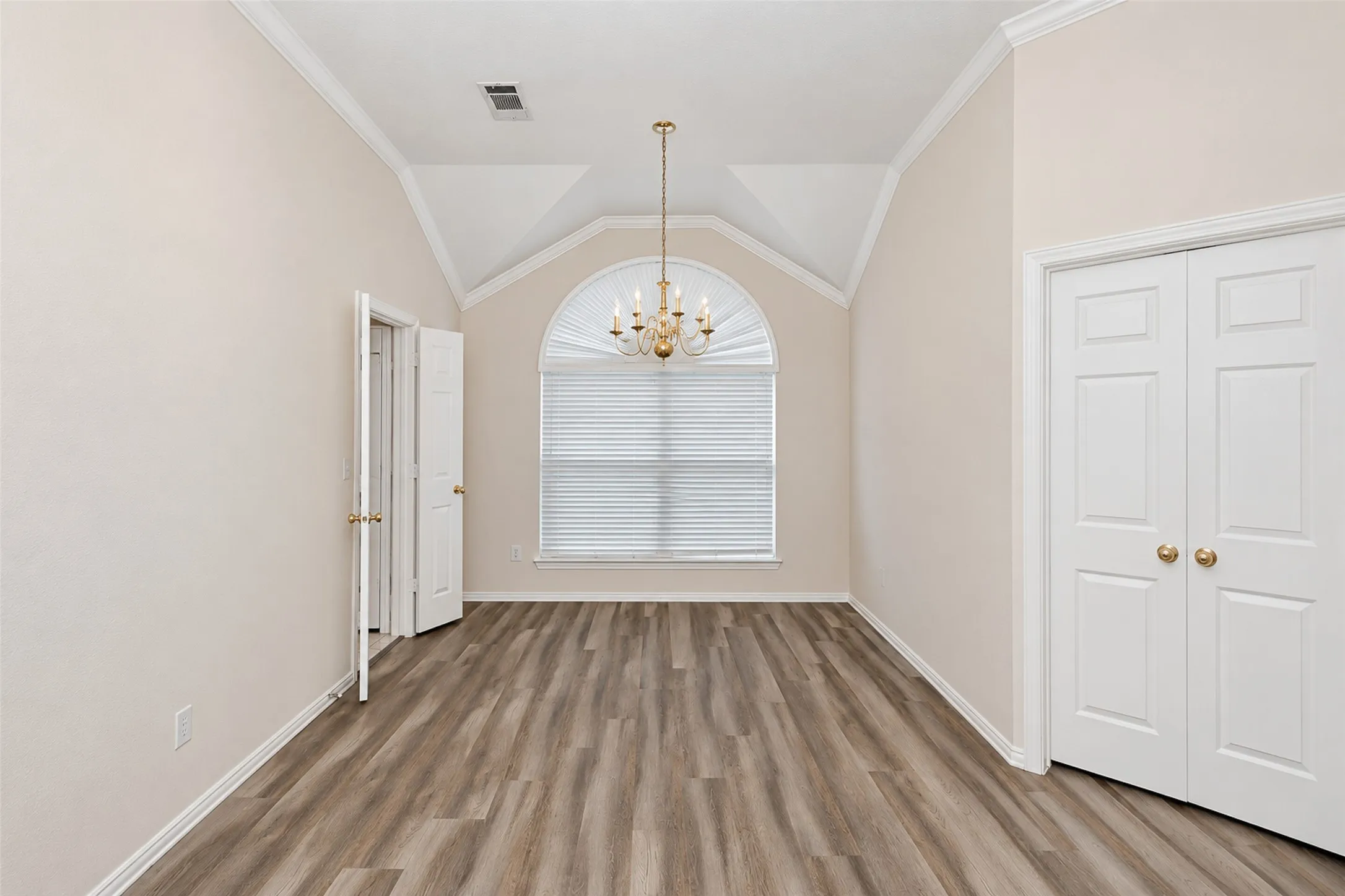 Single Family Residence For Rent in Tarrant County , 5121 Yaupon Drive, Arlington, Texas 76018, 3 Bedroom, 2 Bathroom, 2 Garage spaces, 1,900 Sqft, built in 2003, mls#21411005, Real Estate Agent in Arlington, Homes For Rent in Tarrant county, Homes For Rent in Arlington, Realtor in Arlington Texas, Real Estate Brokerage Independent Realty Texas, Luminita Cordes Realtor
