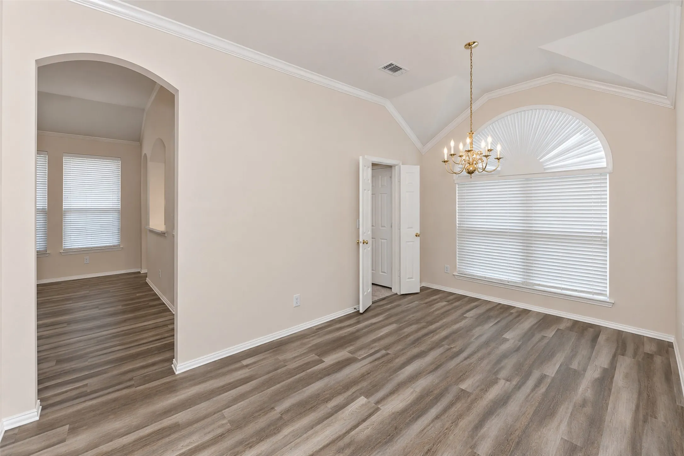 Single Family Residence For Rent in Tarrant County , 5121 Yaupon Drive, Arlington, Texas 76018, 3 Bedroom, 2 Bathroom, 2 Garage spaces, 1,900 Sqft, built in 2003, mls#21411005, Real Estate Agent in Arlington, Homes For Rent in Tarrant county, Homes For Rent in Arlington, Realtor in Arlington Texas, Real Estate Brokerage Independent Realty Texas, Luminita Cordes Realtor