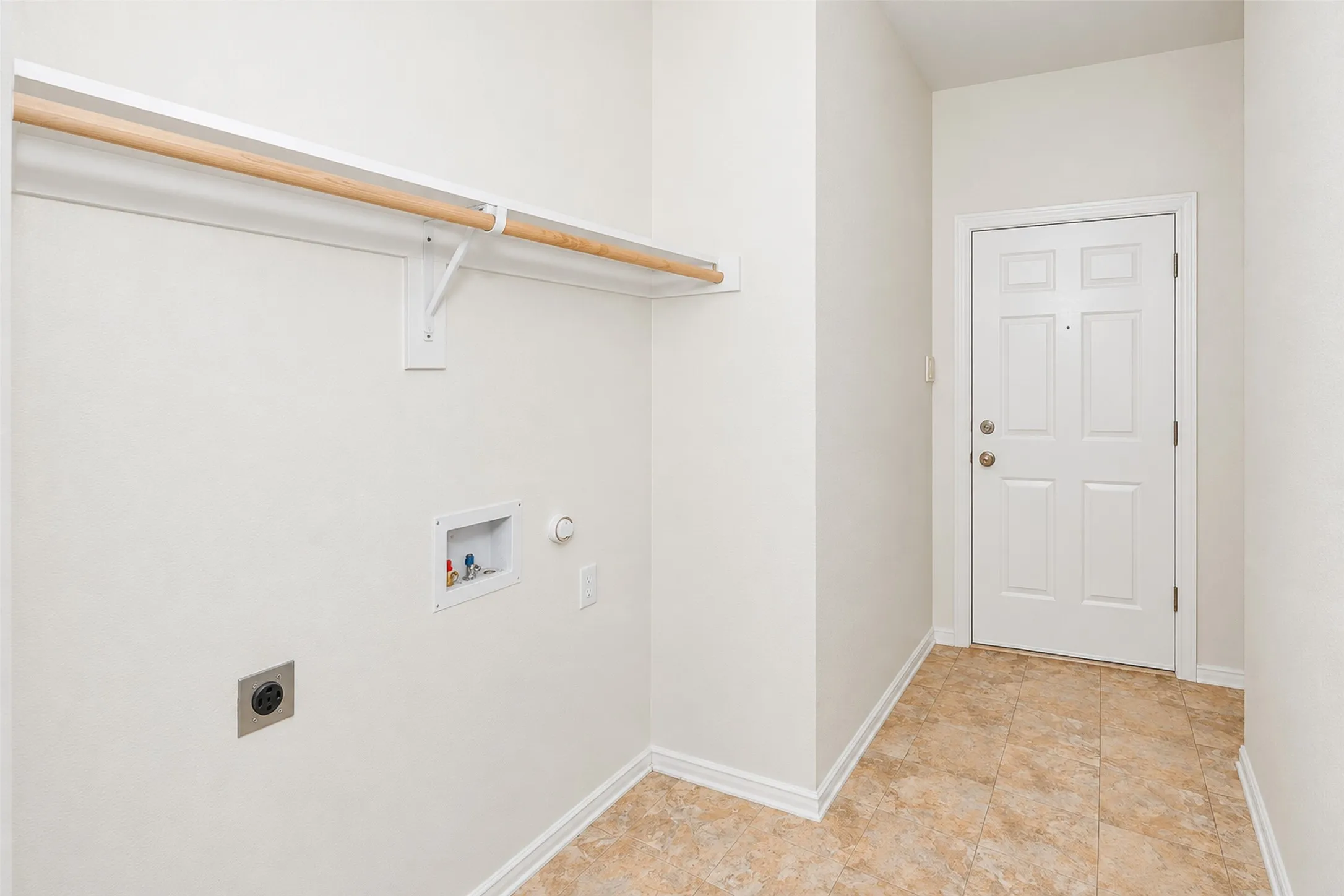 Single Family Residence For Rent in Tarrant County , 5121 Yaupon Drive, Arlington, Texas 76018, 3 Bedroom, 2 Bathroom, 2 Garage spaces, 1,900 Sqft, built in 2003, mls#21411005, Real Estate Agent in Arlington, Homes For Rent in Tarrant county, Homes For Rent in Arlington, Realtor in Arlington Texas, Real Estate Brokerage Independent Realty Texas, Luminita Cordes Realtor