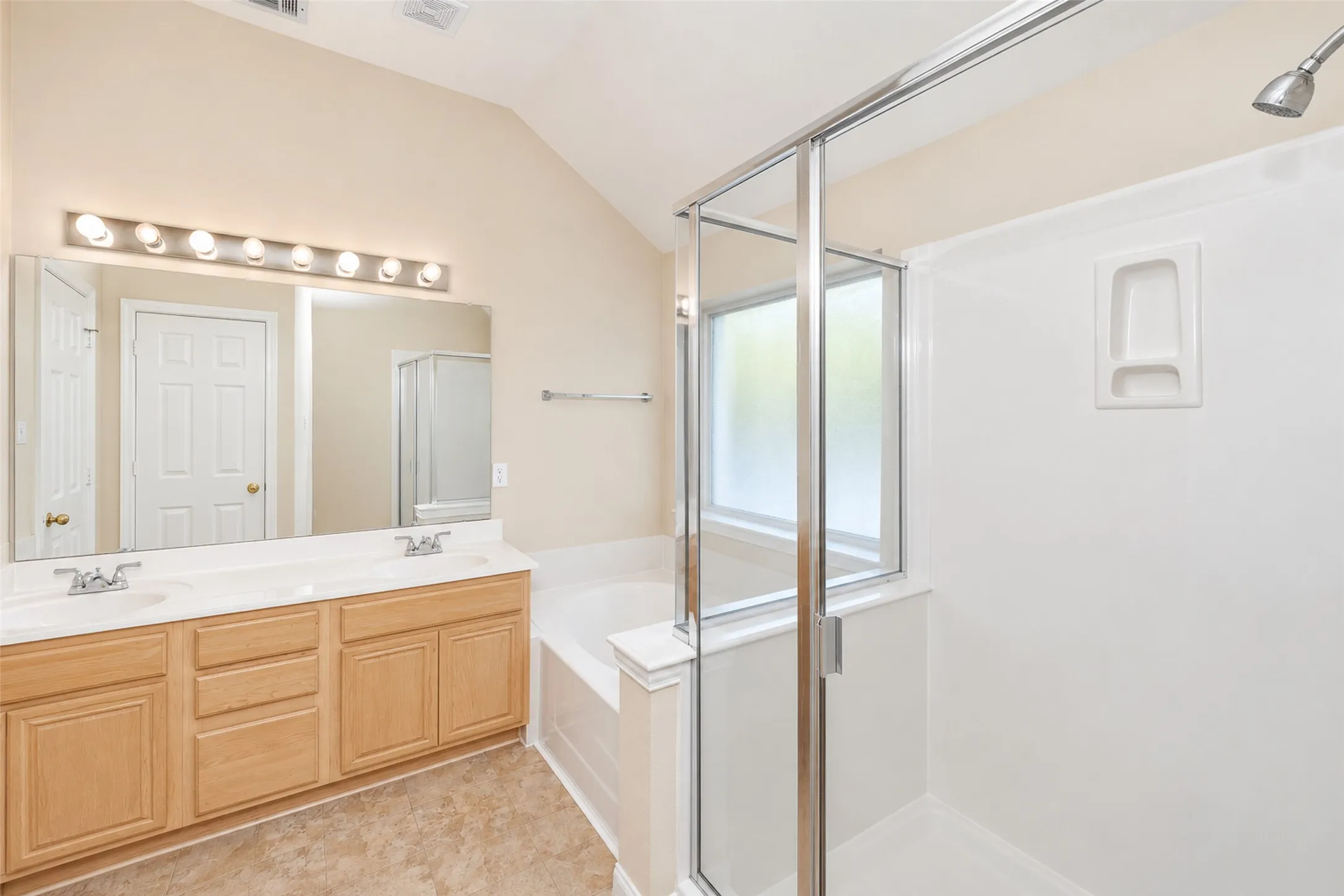 Single Family Residence For Rent in Tarrant County , 5121 Yaupon Drive, Arlington, Texas 76018, 3 Bedroom, 2 Bathroom, 2 Garage spaces, 1,900 Sqft, built in 2003, mls#21411005, Real Estate Agent in Arlington, Homes For Rent in Tarrant county, Homes For Rent in Arlington, Realtor in Arlington Texas, Real Estate Brokerage Independent Realty Texas, Luminita Cordes Realtor