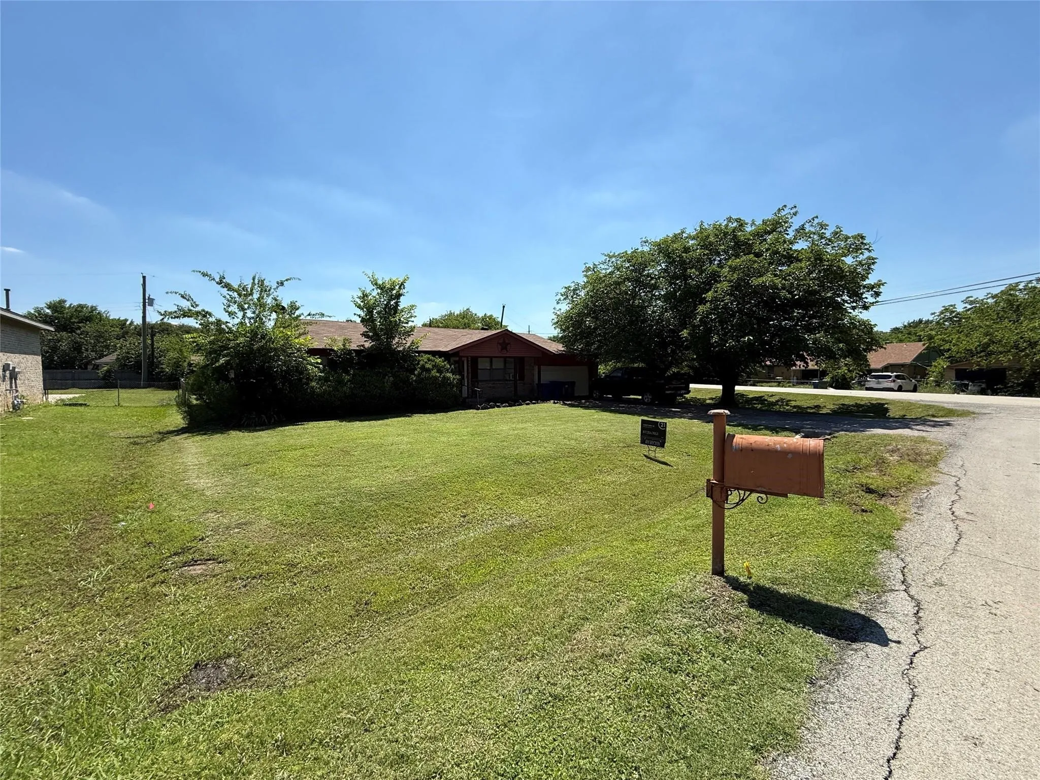 Single Family Residence For Sale in Denton County , 300 Linda Street, Roanoke, Texas 76262, 3 Bedroom, 2 Bathroom, 2 Garage spaces, 1,288 Sqft, built in 1965, mls#21410953, Real Estate Agent in Roanoke, Homes For Sale in Denton county, Homes For Sale in Roanoke, Realtor in Roanoke Texas, Real Estate Brokerage Independent Realty Texas, Luminita Cordes Realtor